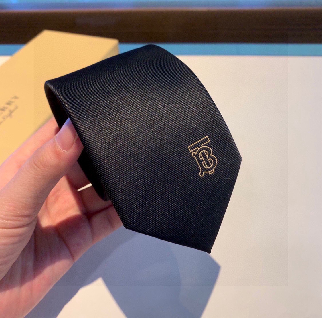 “Burberry Bobley Tie: Iconic TB Letter Design in Elegant Silk Craftsmanship for Men” - 图片 2