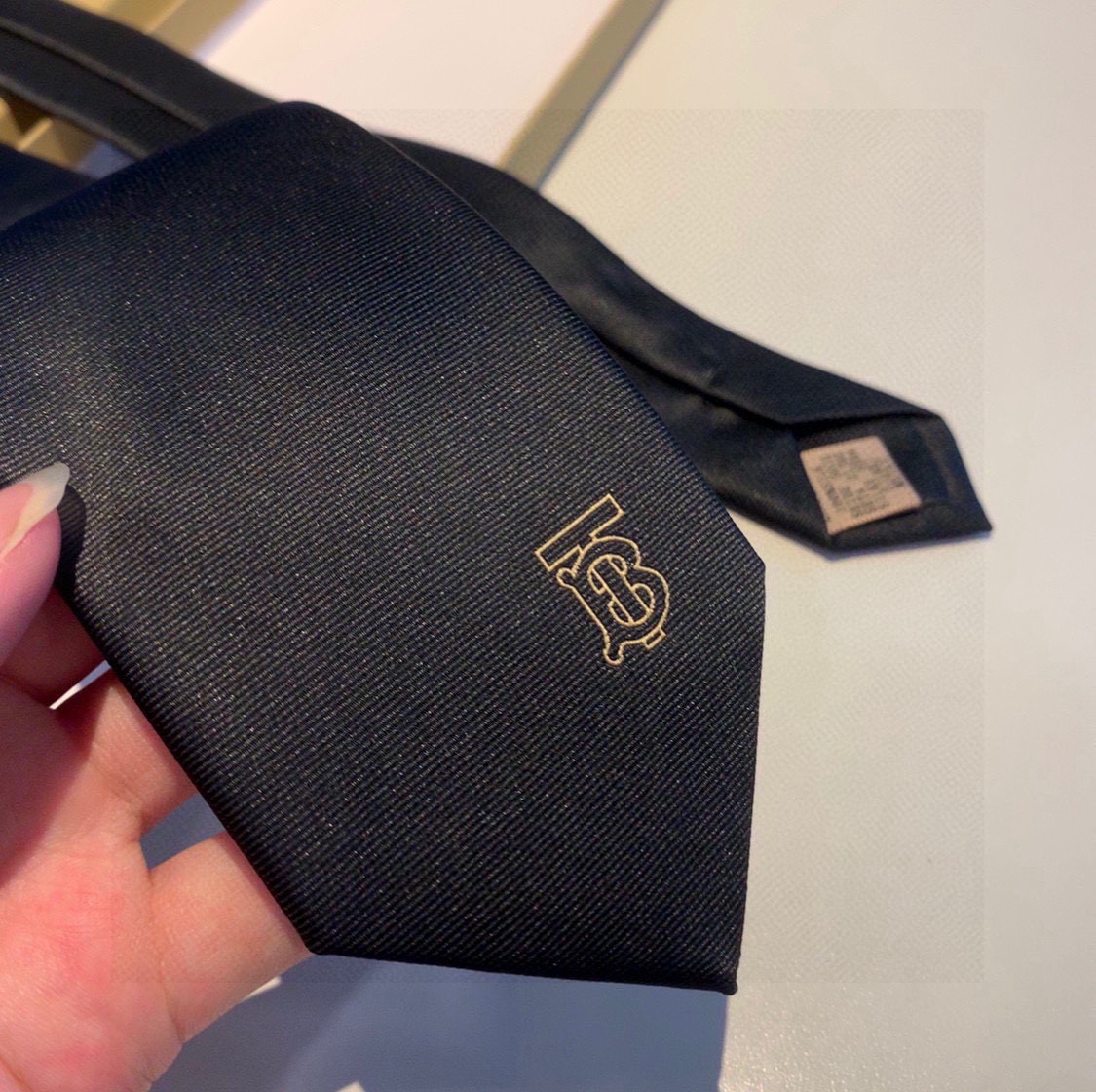 “Burberry Bobley Tie: Iconic TB Letter Design in Elegant Silk Craftsmanship for Men” - 图片 5