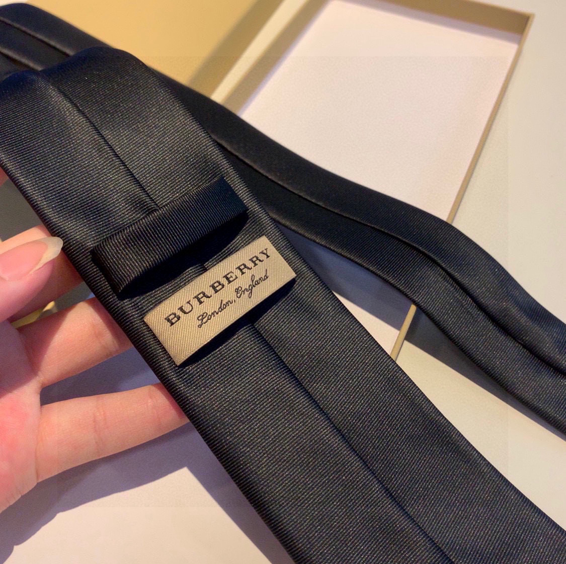 “Burberry Bobley Tie: Iconic TB Letter Design in Elegant Silk Craftsmanship for Men” - 图片 6