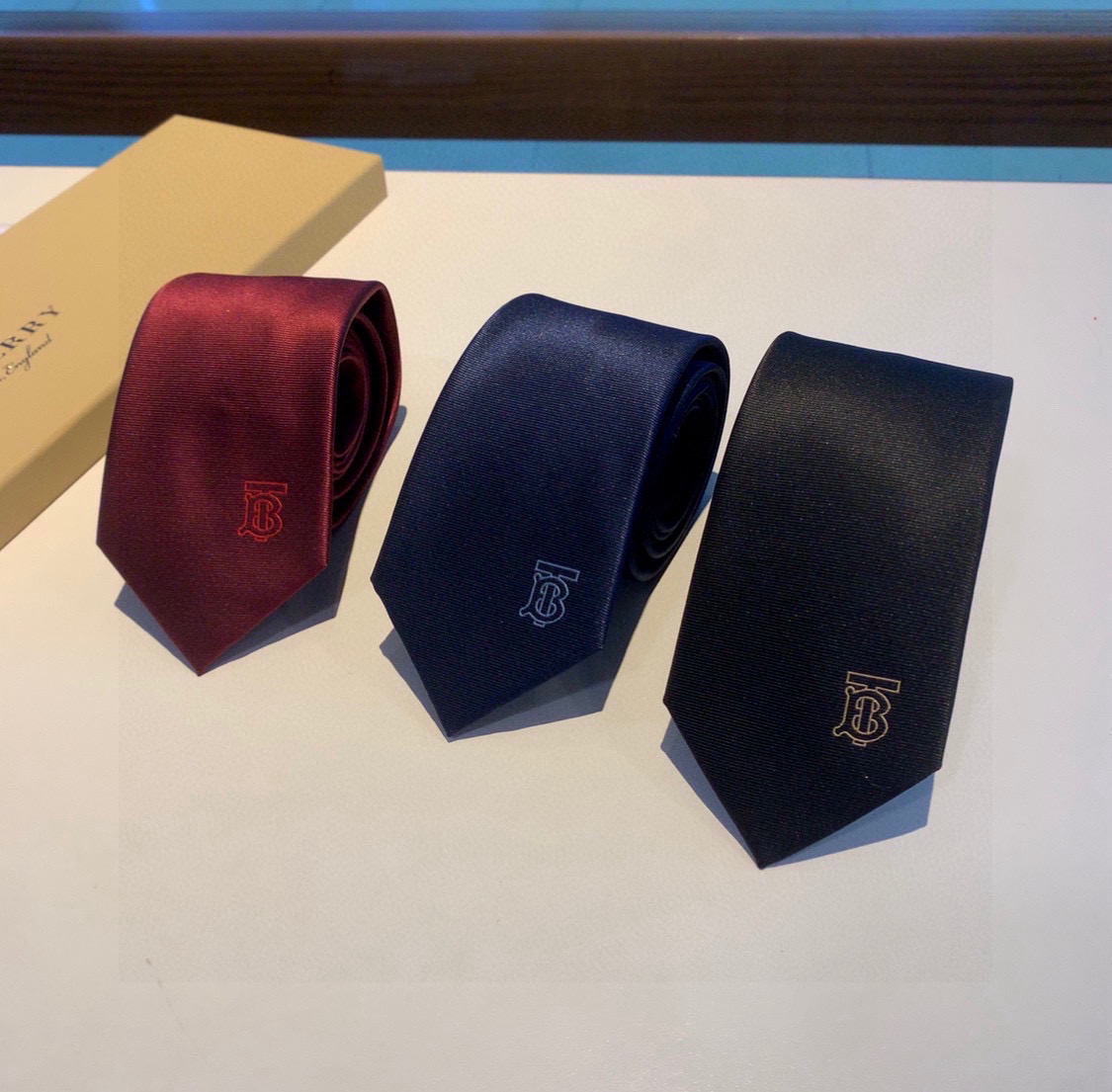“Burberry Bobley Tie: Iconic TB Letter Design in Elegant Silk Craftsmanship for Men”