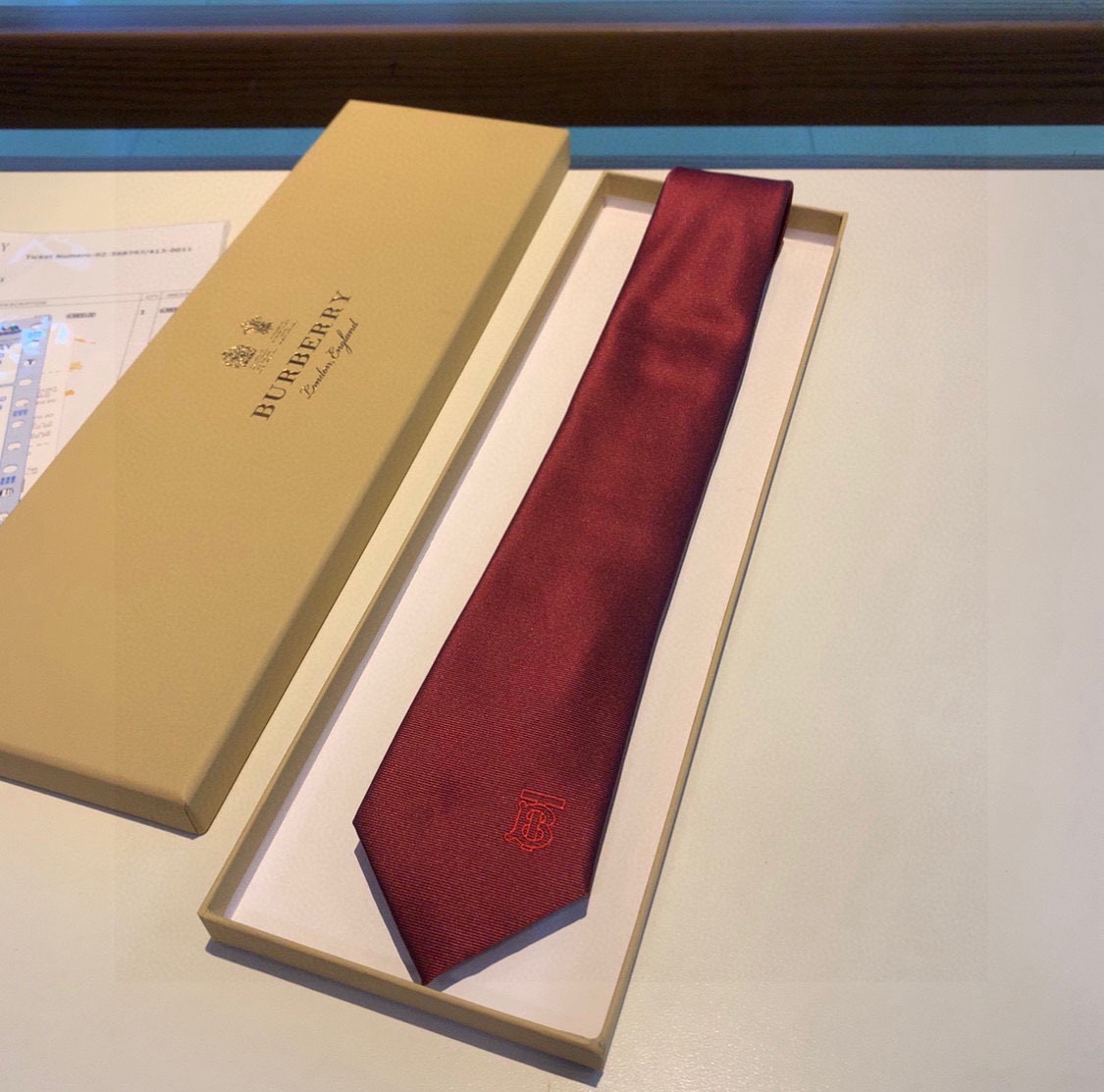 Burberry Bobley Tie: Fine Craftsmanship with Iconic TB Letter Design for Men’s Elegance - 图片 3