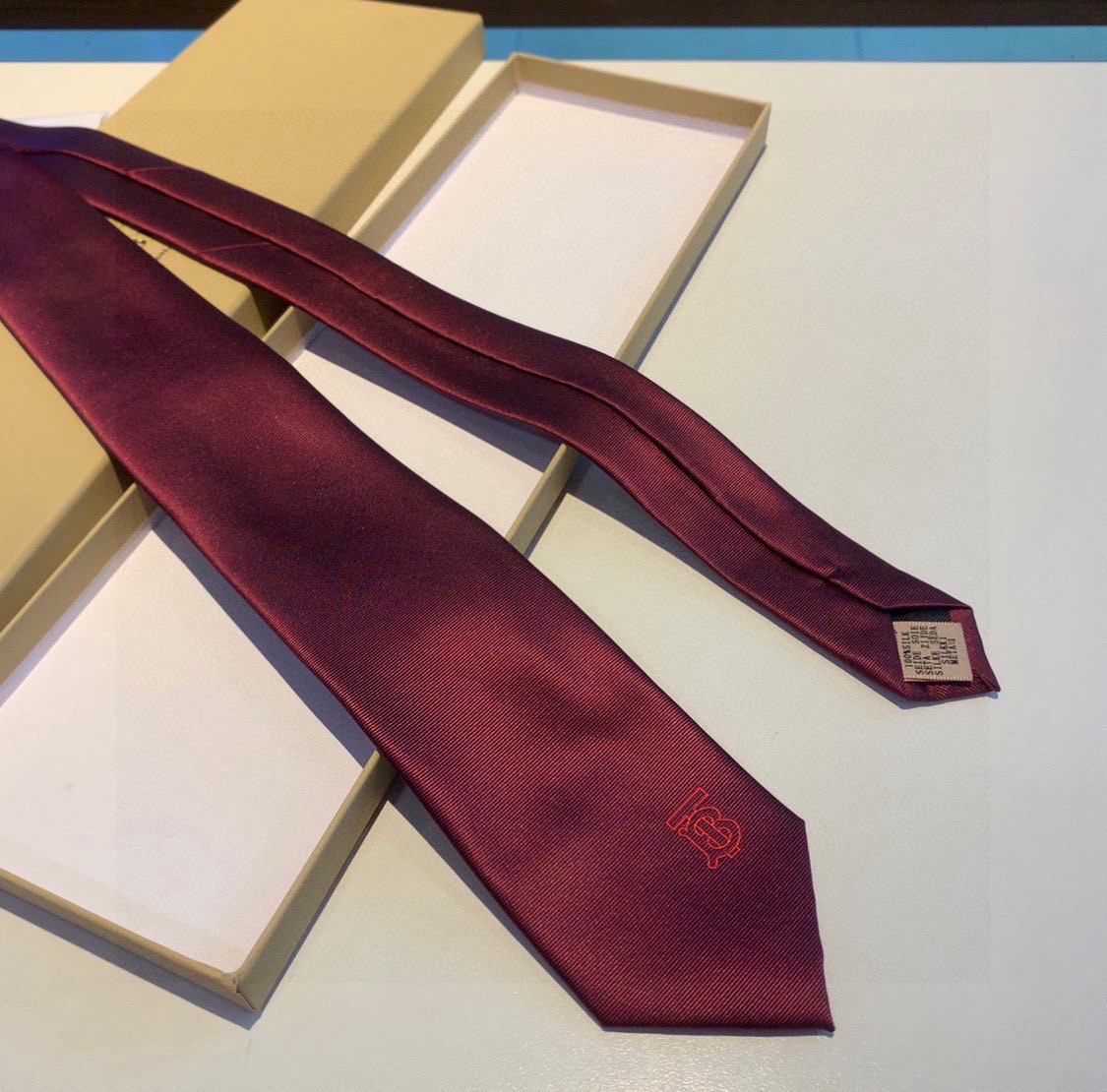 Burberry Bobley Tie: Fine Craftsmanship with Iconic TB Letter Design for Men’s Elegance - 图片 4