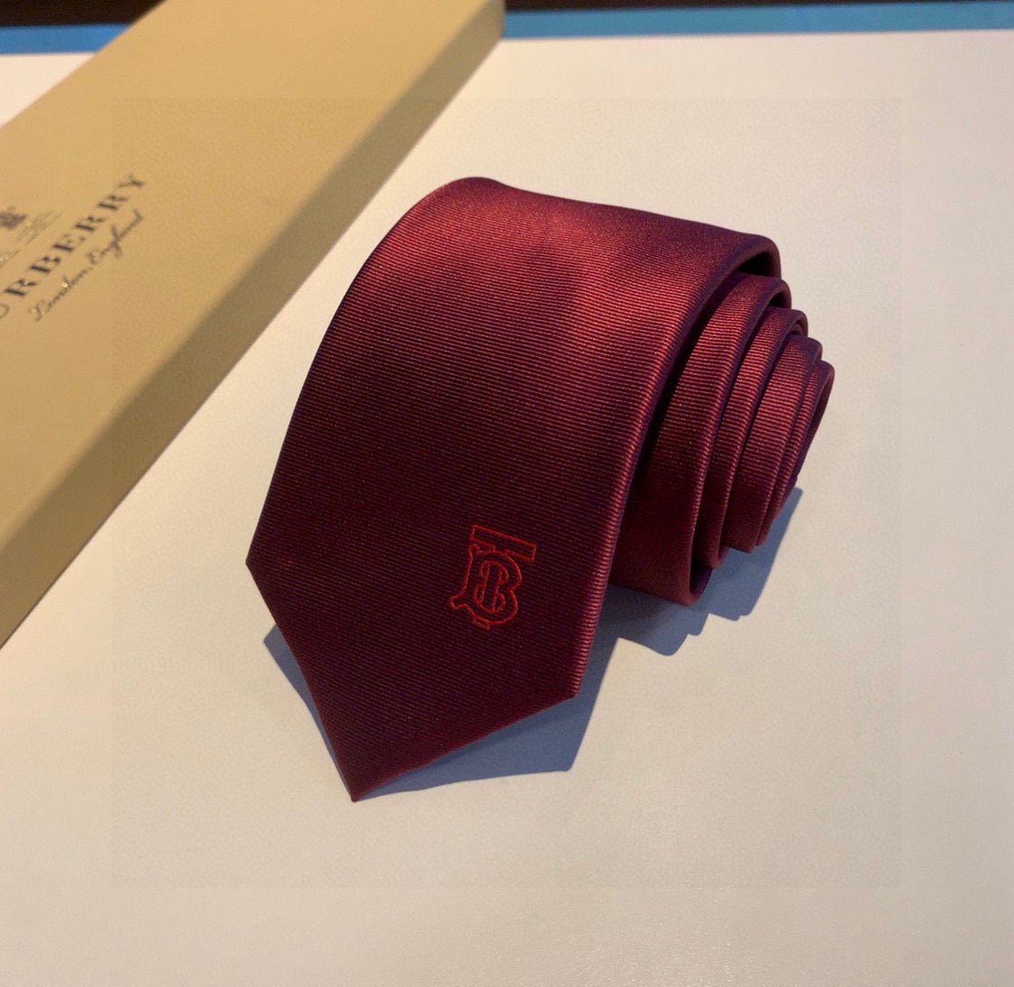 Burberry Bobley Tie: Fine Craftsmanship with Iconic TB Letter Design for Men’s Elegance - 图片 7