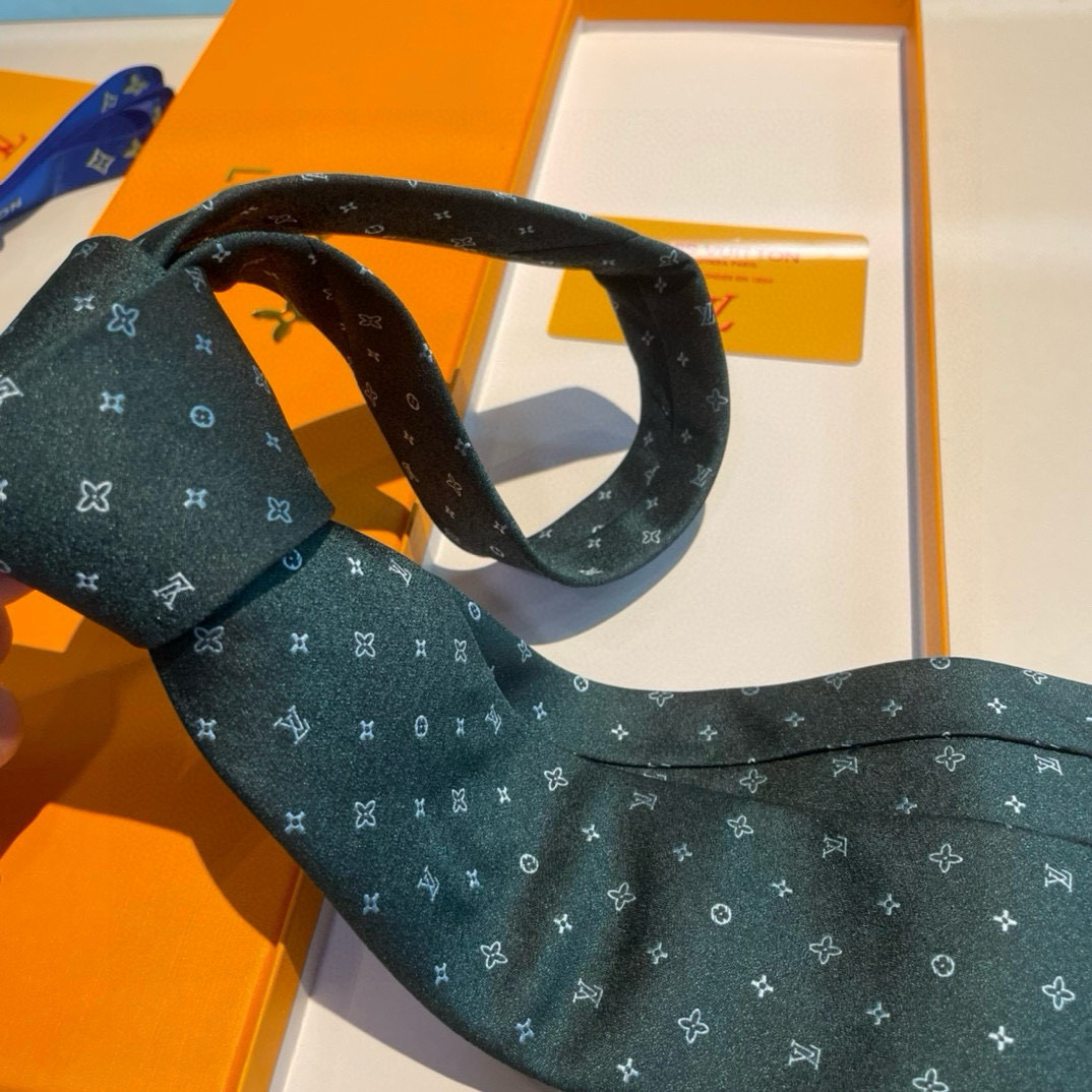 “LV Damier Pattern Collection: Elegant, Luxurious Flowers for Men in Top-of-the-line Silk” - 图片 9