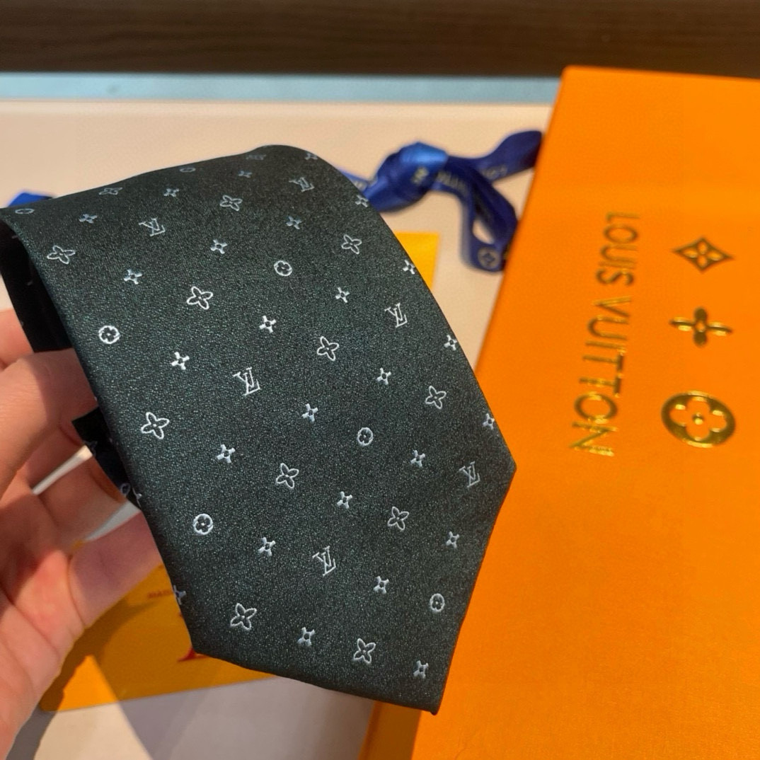 “LV Damier Pattern Collection: Elegant, Luxurious Flowers for Men in Top-of-the-line Silk” - 图片 7