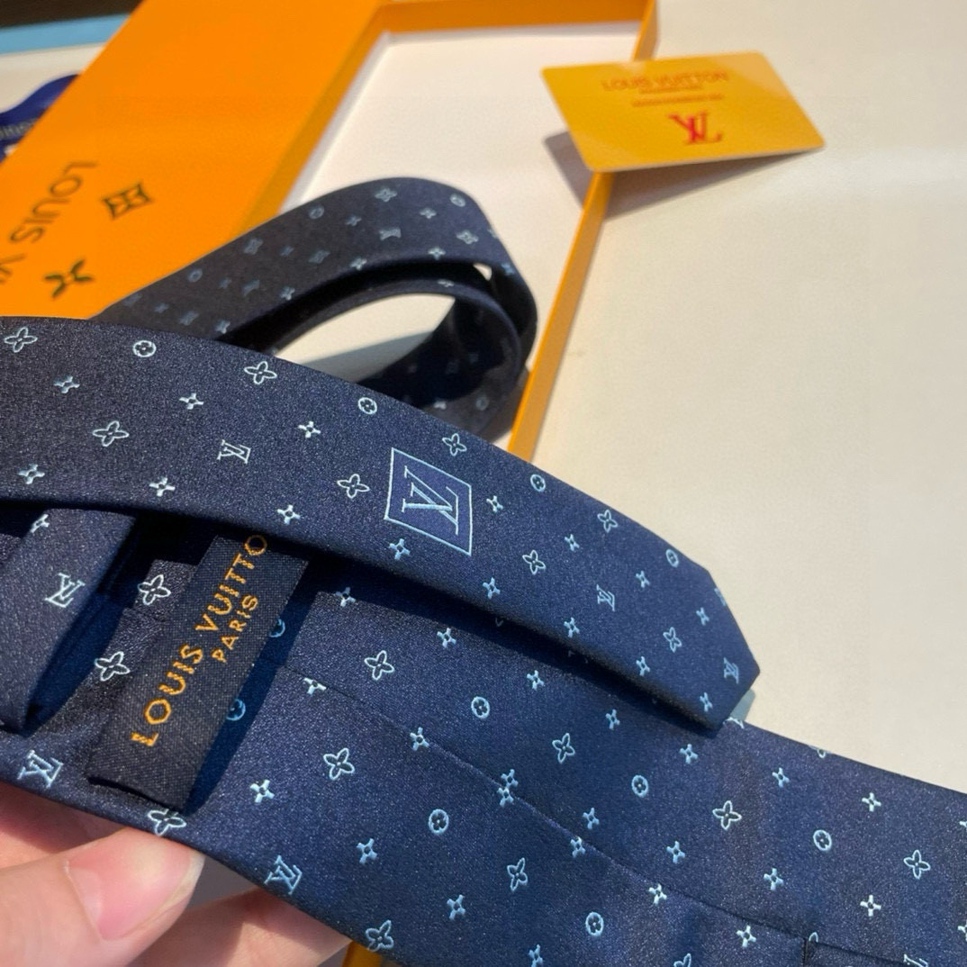 Luxurious LV Damier Pattern Silk Collection for Elegant Men’s Style - 图片 5