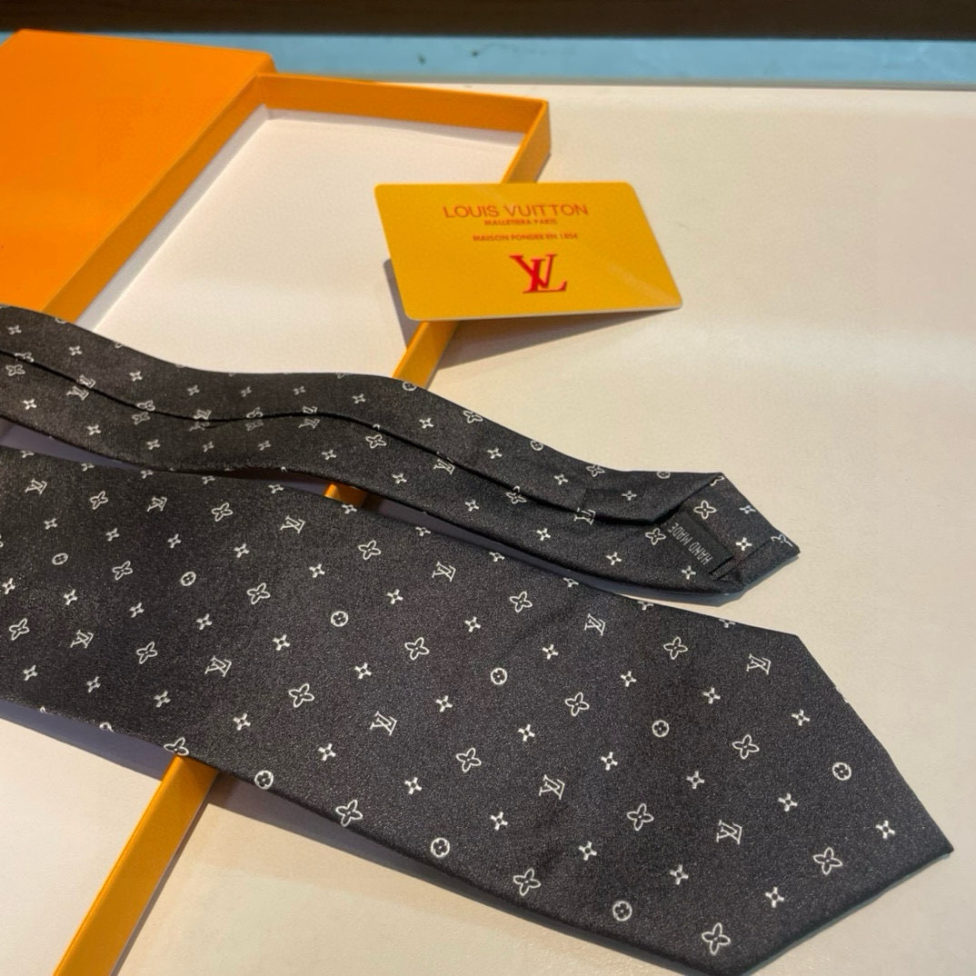 Luxurious LV Damier Silk Collection Elevates Men’s Style with Elegance. - 图片 4
