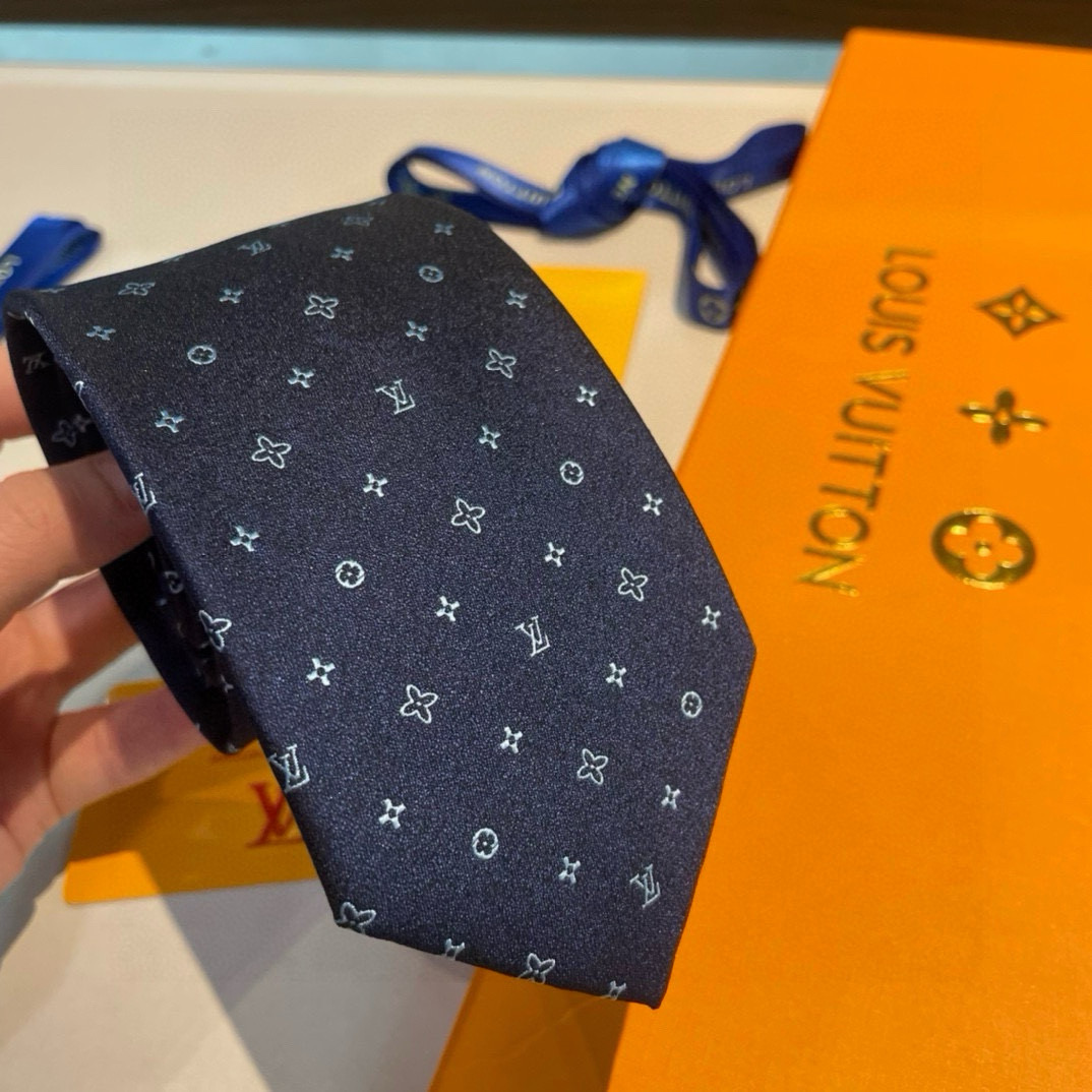 Luxurious LV Damier Pattern Silk Collection for Elegant Men’s Style - 图片 6