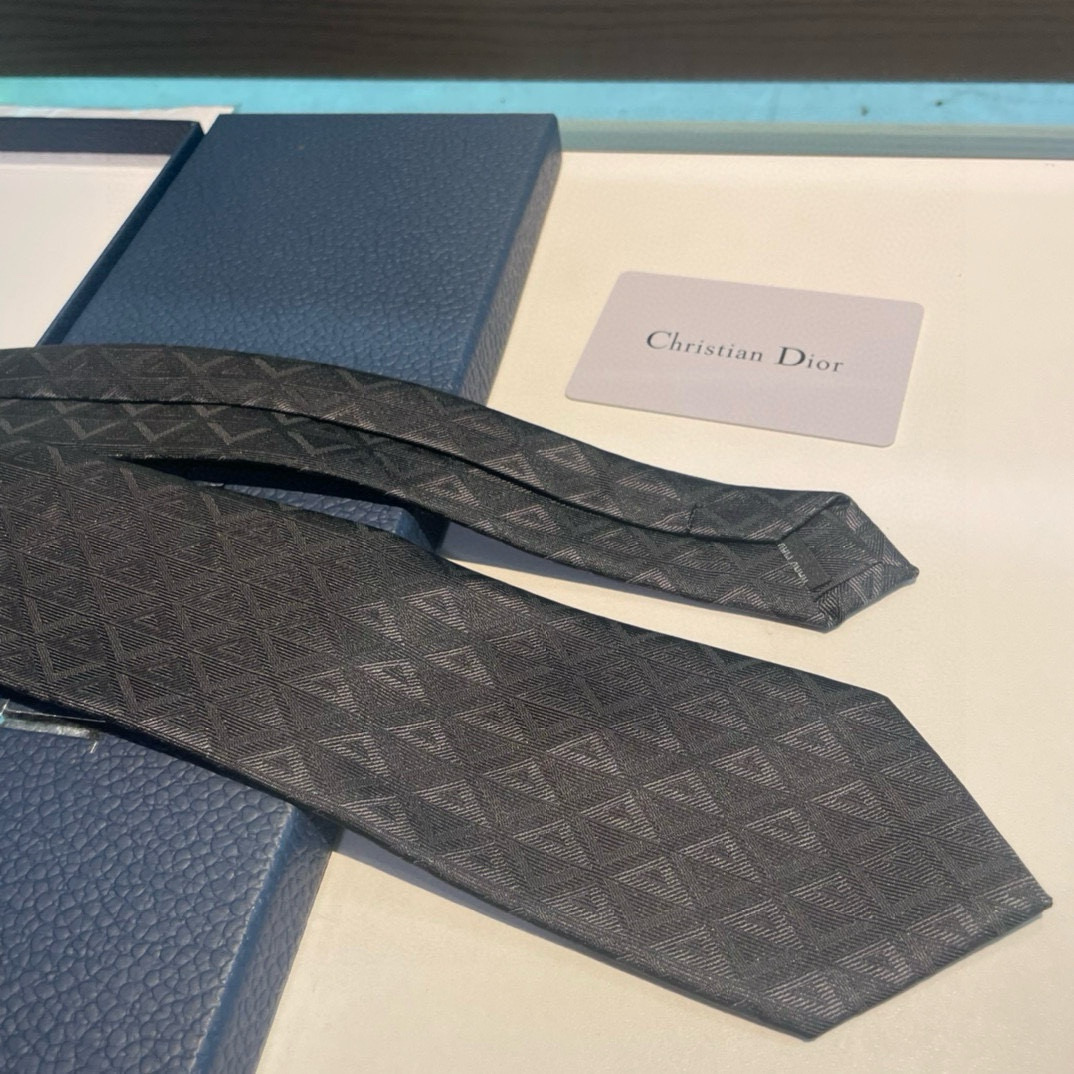 “Dior’s New Silk-Stolen Tie: Elegance and Personality in Style” - 图片 4