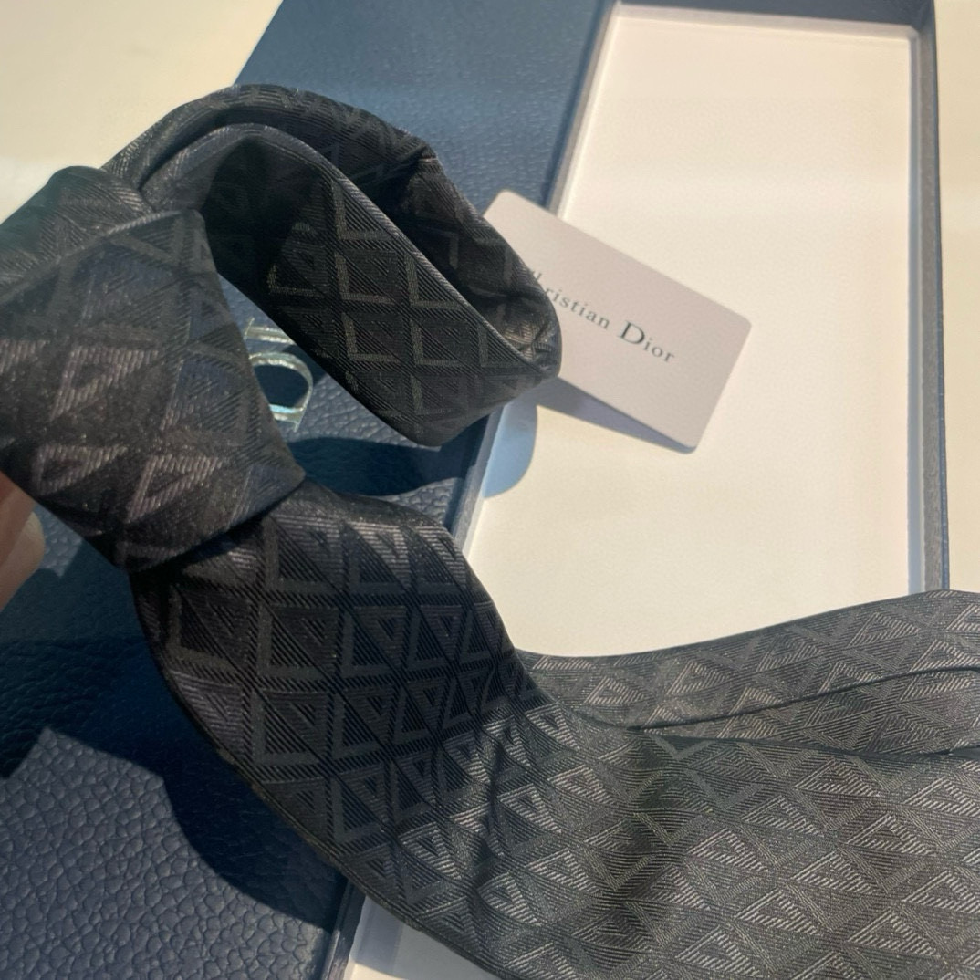 “Dior’s New Silk-Stolen Tie: Elegance and Personality in Style” - 图片 7