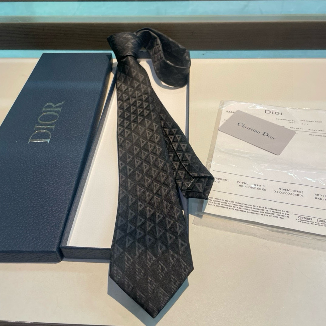 “Dior’s New Silk-Stolen Tie: Elegance and Personality in Style” - 图片 8