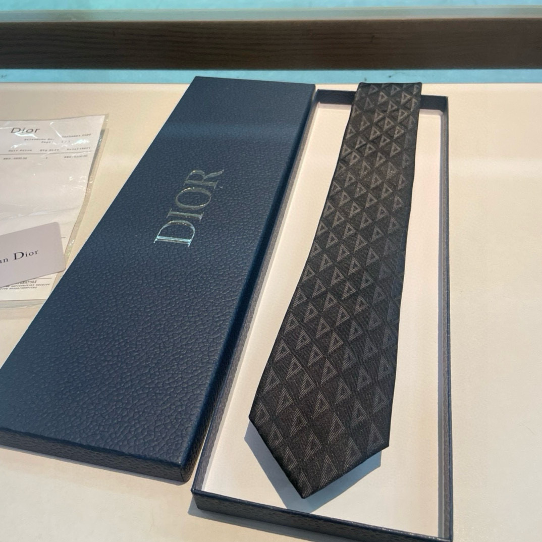 “Dior’s New Silk-Stolen Tie: Elegance and Personality in Style” - 图片 2