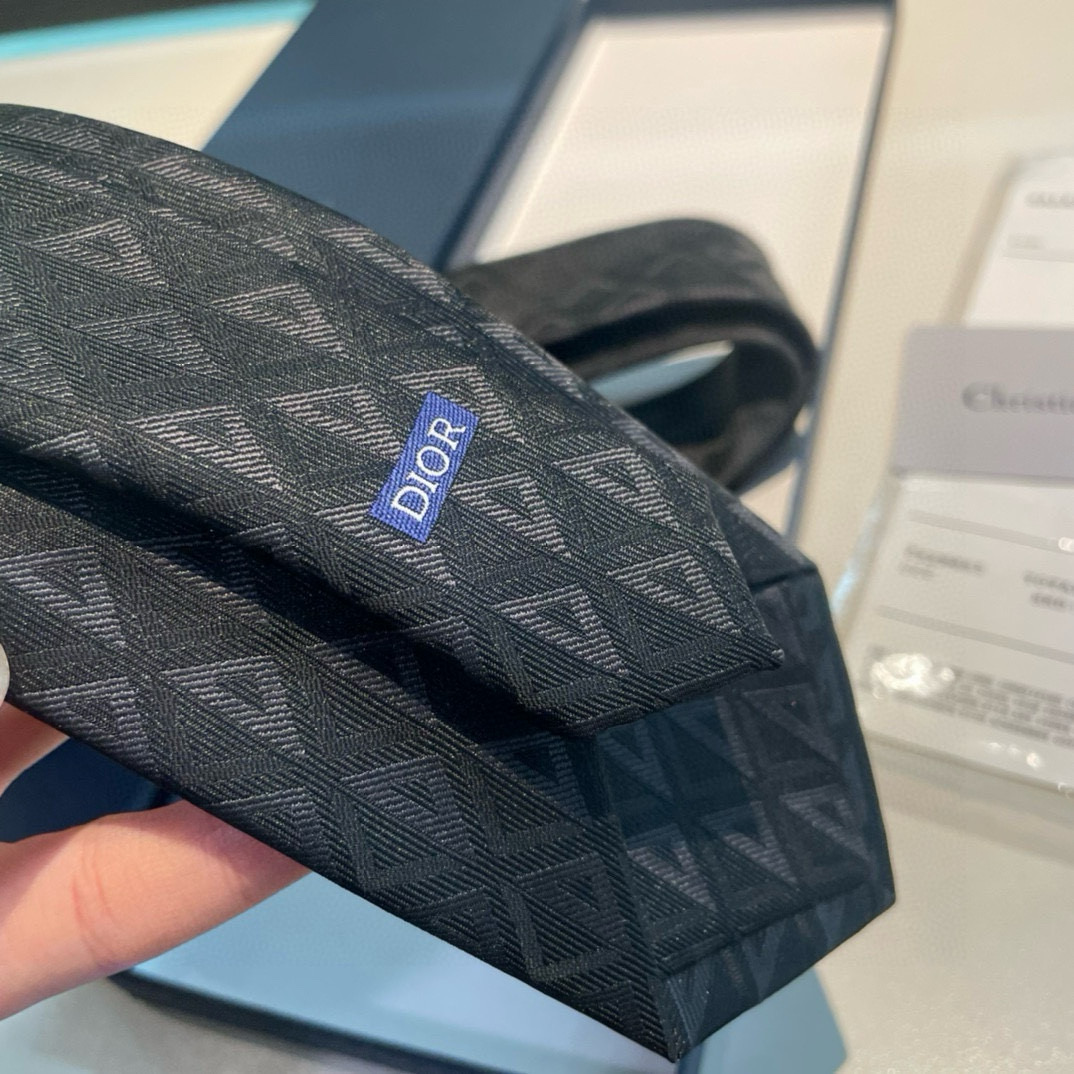 “Dior’s New Silk-Stolen Tie: Elegance and Personality in Style” - 图片 6