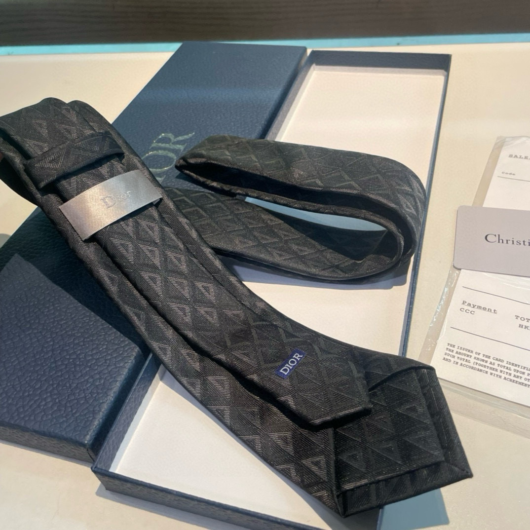 “Dior’s New Silk-Stolen Tie: Elegance and Personality in Style” - 图片 5