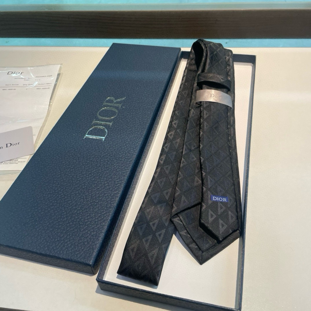 “Dior’s New Silk-Stolen Tie: Elegance and Personality in Style” - 图片 3
