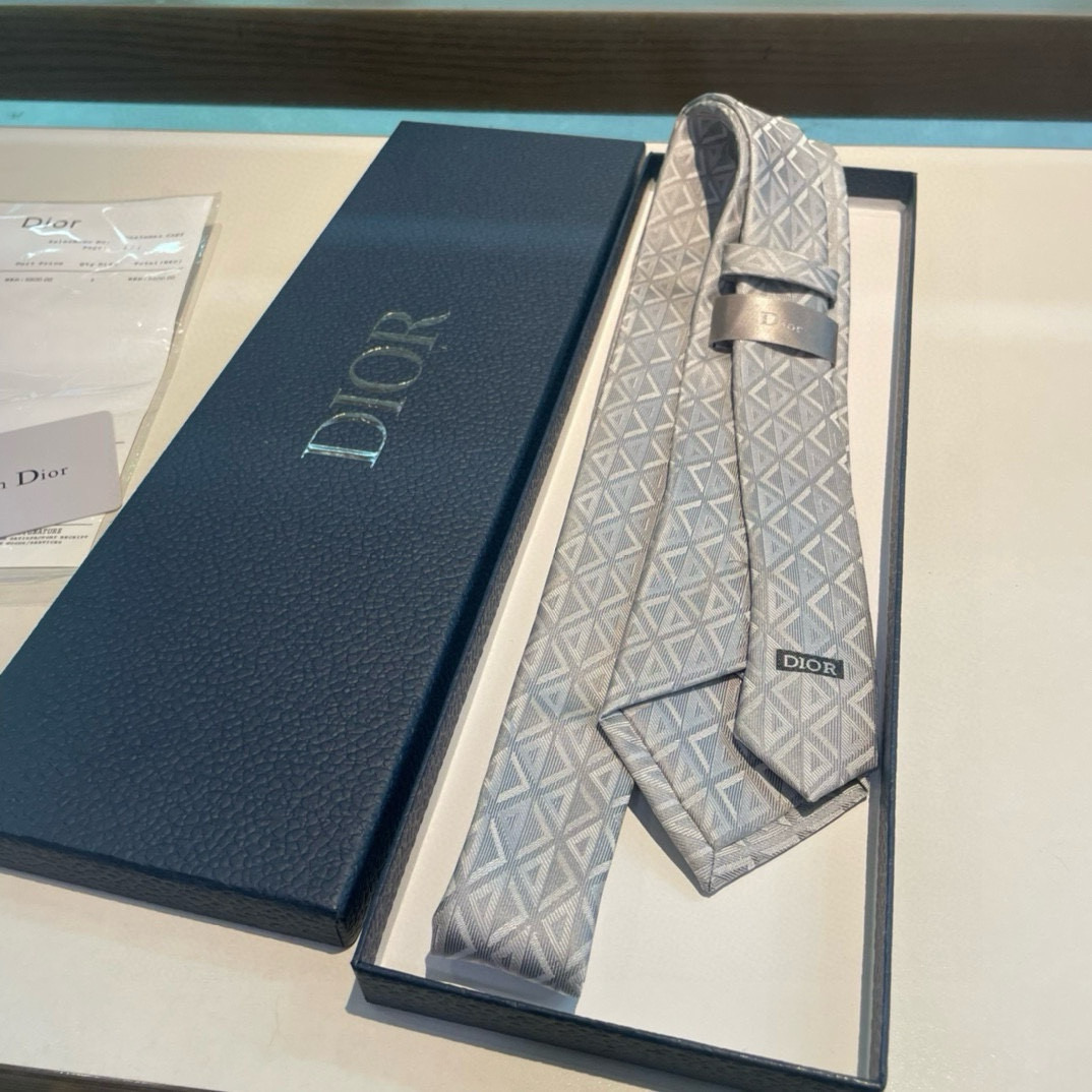 “Dior’s New Silk-Stolen Tie: Elegance and Personality in Fashion” - 图片 3