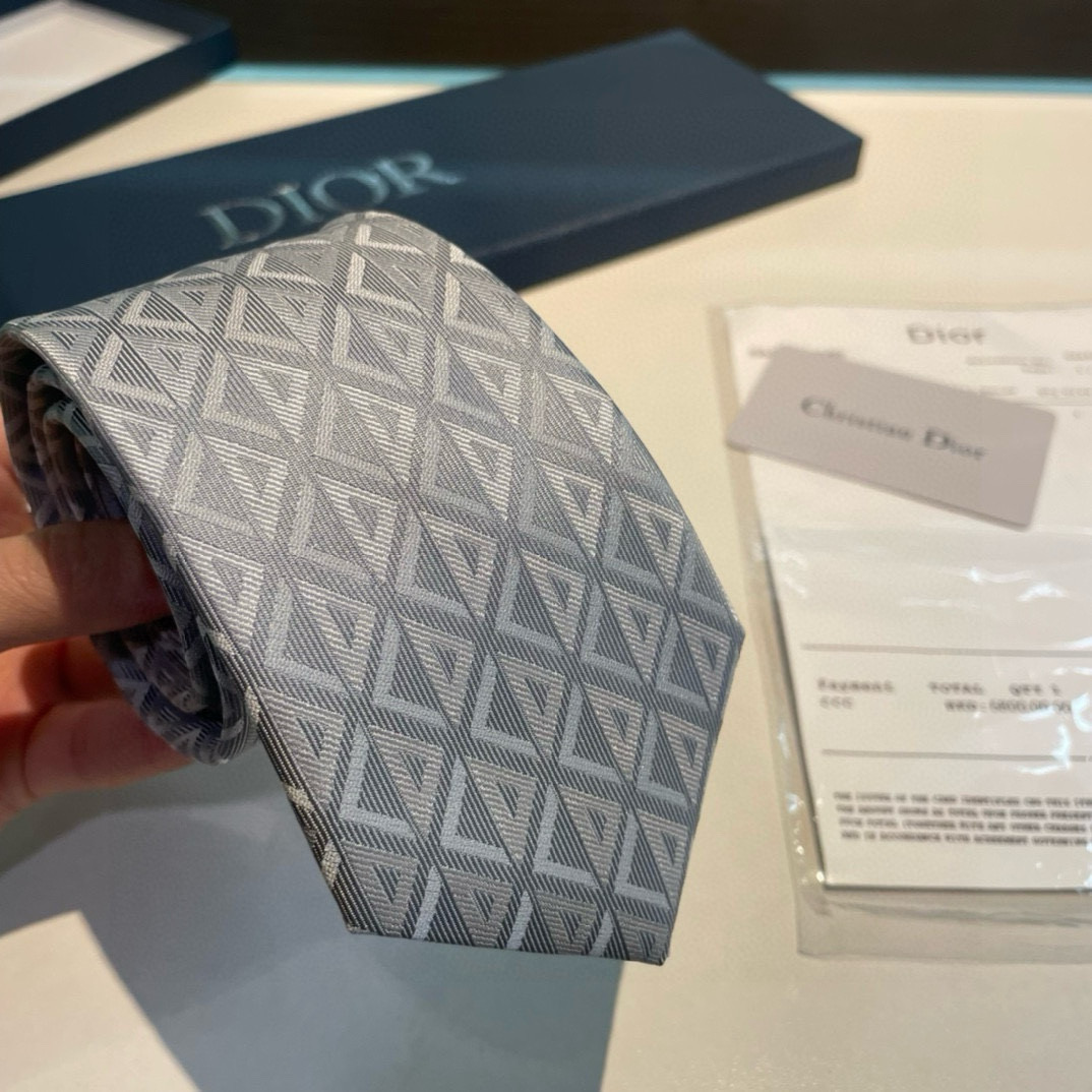 “Dior’s New Silk-Stolen Tie: Elegance and Personality in Fashion” - 图片 8