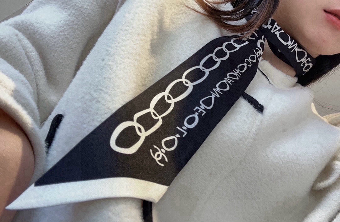 NO:306360,Chanel Twilly little silk scarf is here, Chanel is a real cute little, everyone has three hands to see, I don’t stop me. N hasn’t seen such a beautiful twilly for a long time. It’s really fragrant. There are not many essential artifacts for concave styling. It won’t always be there. It’s very practical, tied hair, tied bags, etc.... Unique, rather than lacking material: twill silk size/6cm scarf ribbon, streamer, hair tie, chanel, chanel, real silk19860909香奈儿 Twilly小丝巾来了,Chanel 名副其实的小可爱, 人手三条闭眼收,我都不拦着 N久都没有见过这么好看的twilly 真的是真香本香了,凹造型必备神器数量不是很多.也不会一直有 实用率贼高,绑头发,绑包包,等等等等...独一无二,宁缺毋材质:斜纹真丝尺寸/6cm丝巾飘带,飘带，发束,chanel,chanel,real silk,accessory