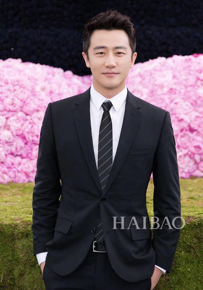 NO:301770,Special LV counters are shipped simultaneously. Men's tie series [ECU tie] is a rare ideal choice for showing exquisite handcrafts and fashionable elegance. This shiny silk tie combines two geometric patterns, Domier small plaids and narrow stripes with the orthodox shield pattern logo from Louis Vuitton archives, and interprets it more elegantly. Let men fully demonstrate their personality. Top jacquard silk handmade customization, tie, louis vuitton, louis vuitton, real silk, ties19860909特 LV专柜同步出货啦 男士领带系列【ECU领带】,稀有展现精湛手工与时尚优雅的理想选择,这款光亮的真丝领带将两种几何图案,Domier小格子和窄条纹与来自路易威登档案的正统盾纹LOGO结合在一起,演绎的更显雅致风范.让男士可以充分展示自己个性.顶级提花真丝手工定制,领带,louis vuitton,louis vuitton,real silk,ties,accessory