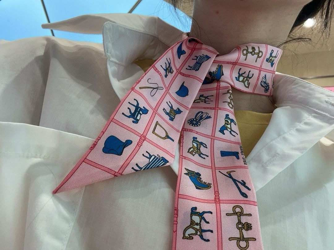 NO:306366,Hermes hairband double-sided double-style!  The top twill silk is made with super fine prints very clear. It is definitely the first choice for gift gifts to use. It can be wrapped around the neck, wrist and waist. It can also be matched on your beloved bag to make your bag look brand new [Specification 5X86cm, twill silk double-layer double-sided] Scarf ribbon, streamer, hair tie, hermes, real silk19860909爱马仕束发带 双面双款！顶级斜纹真丝打造 超精细的印花非常清晰 绝对是送礼自用的首选丝带既可绕于颈间,亦可缠于腕部、腰部,同样也可以搭配在心爱的包包上,让你的包包焕然一新【规格5X86cm,斜纹真丝双层双面】丝巾飘带,飘带，发束,hermes,real silk,accessory