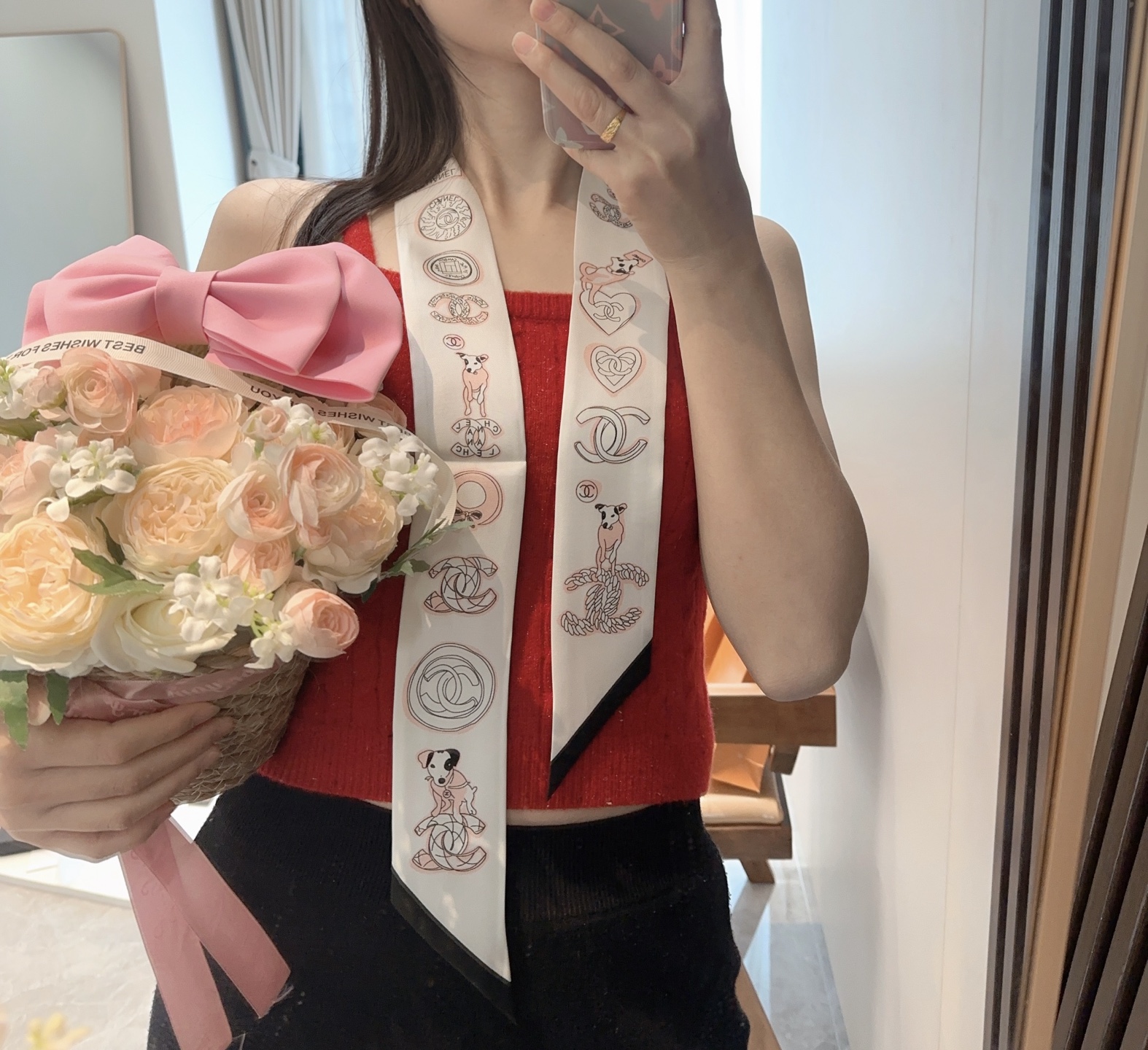 NO:306369,Chanel Twilly little silk scarf is here, Chanel is a real cute little, everyone has three hands to see, I don’t stop me. N hasn’t seen such a beautiful twilly for a long time. It’s really fragrant. There are not many essential artifacts for concave styling. It won’t always be there. It’s very practical, tied hair, tied bags, etc.... Unique, rather than lacking material: twill silk size/6cm scarf ribbon, streamer, hair tie, chanel, chanel, real silk19860909香奈儿 Twilly小丝巾来了,Chanel 名副其实的小可爱, 人手三条闭眼收,我都不拦着 N久都没有见过这么好看的twilly 真的是真香本香了,凹造型必备神器数量不是很多.也不会一直有 实用率贼高,绑头发,绑包包,等等等等...独一无二,宁缺毋材质:斜纹真丝尺寸/6cm丝巾飘带,飘带，发束,chanel,chanel,real silk,accessory