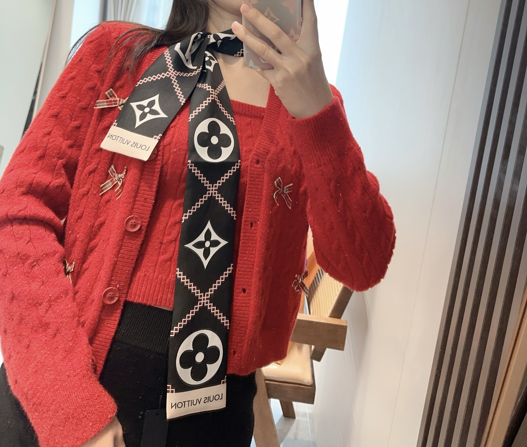 NO:306372,50 new, LV's main double-layer silk tow hairband. The counter is a VIP recommended real fashion items, paying tribute to the classics. It can be used as a scarf or a headband, or tied in the bag handle. ~ straps, bow tie and streamer various multi-purpose domestic official websites are also available on the shelves of the price   awesome original single genuine [the latest private stream can definitely be used for ten thousand years. SVIP recommendations are recommended] Compared with the counter price, I really bought Leha. This F series is really the better and more way to look at it. It has a good tone when you match it. Super soft*6cm. Top imported double-layer silk small streamer silk scarf, streamers, hair tie, louis vuitton, real silk1986090950上新,LV主打的双层真丝束发带.混专柜的来VIP推荐真正的时尚单品,向经典致敬.可作为围巾或发带使用,亦可系于包袋手柄中.~绑带.领结.飘带各种多用途国内官网也上架了售价＋牛逼原单正品【最新私流绝对可以用万年 手慢无SVIP推荐】和专柜的价格比,真心是买到偷着乐哈这个F系列真心的越看越好看而且多way用法,随便怎么搭配都好有腔调.超级柔软*6cm.顶级进口双层真丝小飘带丝巾飘带,飘带，发束,louis vuitton,real silk,accessory