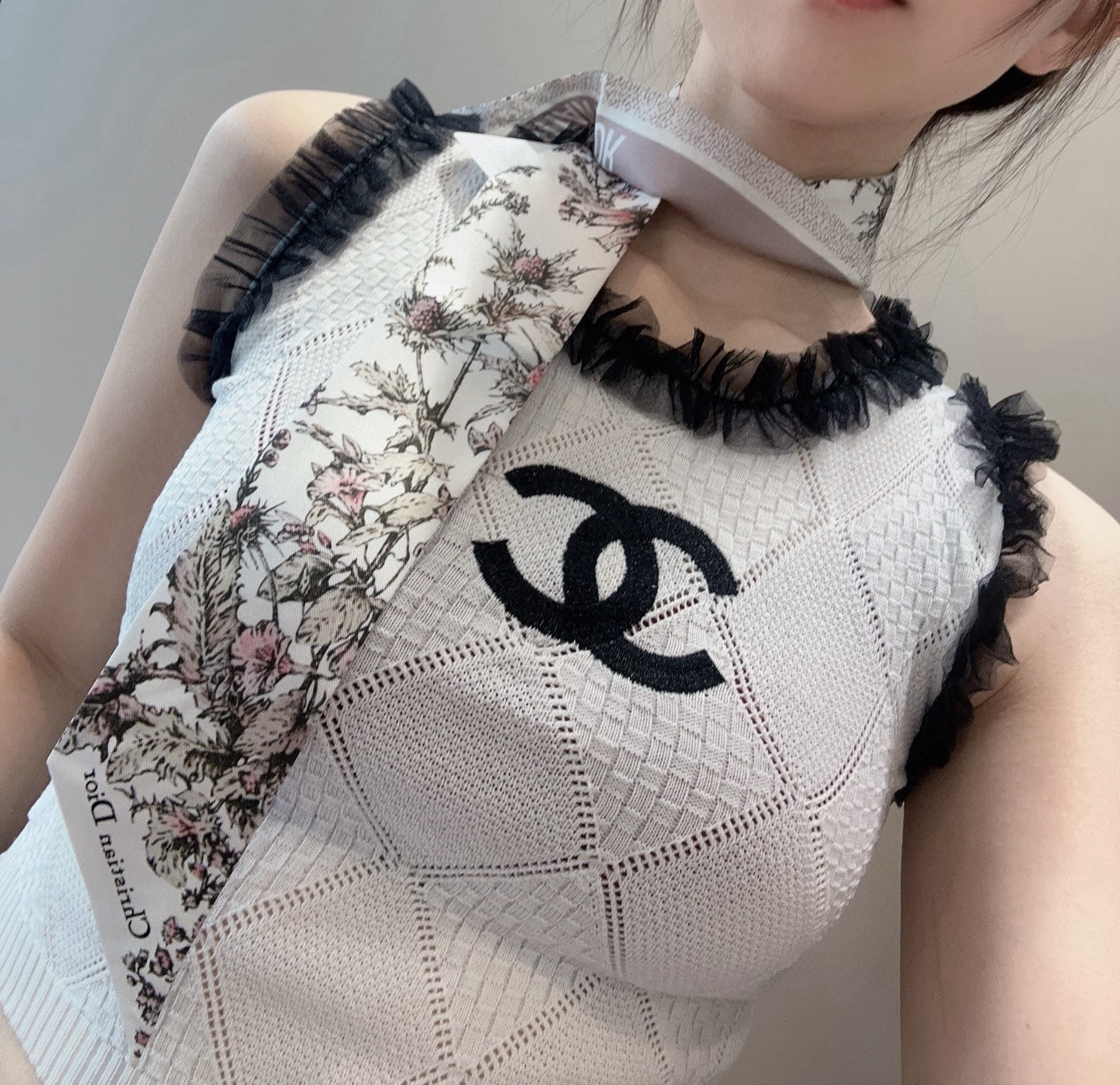 NO:306387,Dior Flower's latest double-layer hairband. The more you look, the better you look, and there are many ways to use it. It has a good tone when you match it. Super soft 6100 top imported double-layer silk small streamer silk scarf streamer, streamer, hair tie, dior, dior, real silk19860909迪奥Dior花卉最新双层束发带.真心的越看越好看而且多way用法,随便怎么搭配都好有腔调.超级柔软6100顶级进口双层真丝小飘带丝巾飘带,飘带，发束,dior,dior,real silk,accessory