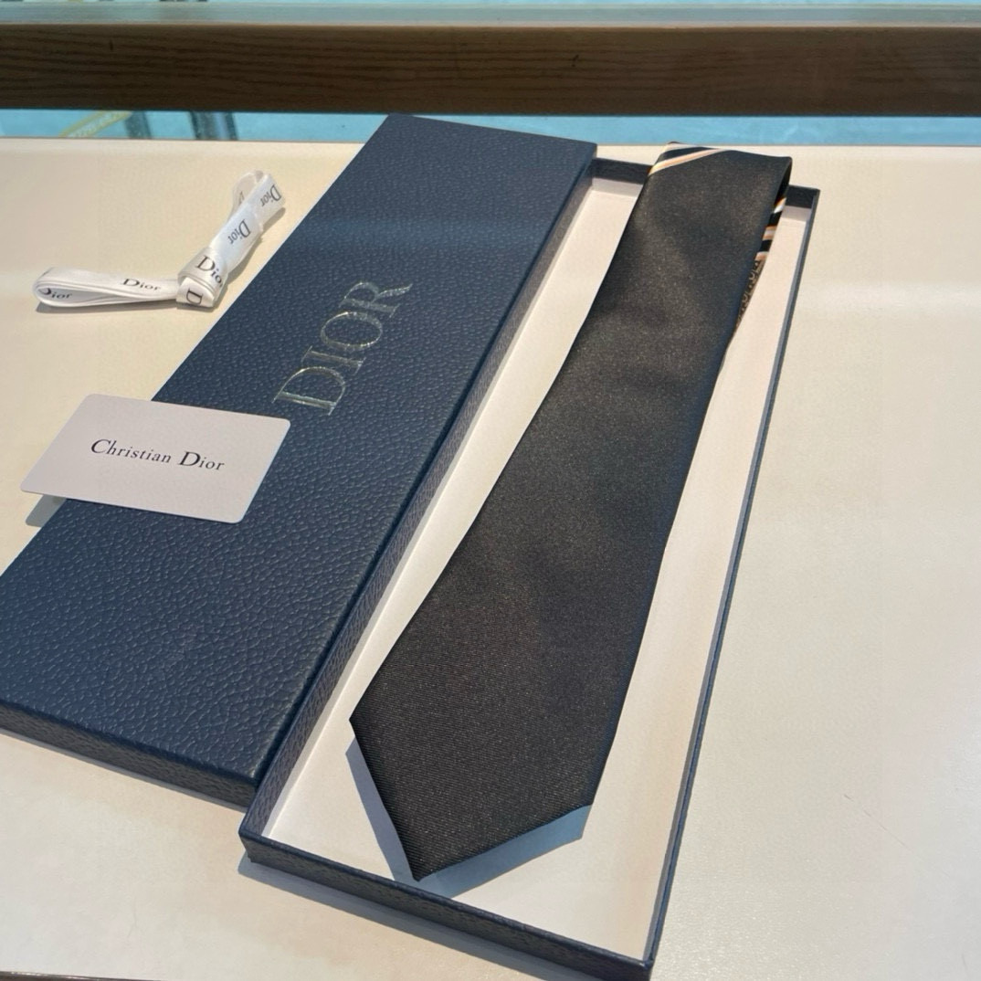 Dior’s New Men’s Tie: Showcasing Personality with Hands-On Style - 图片 2