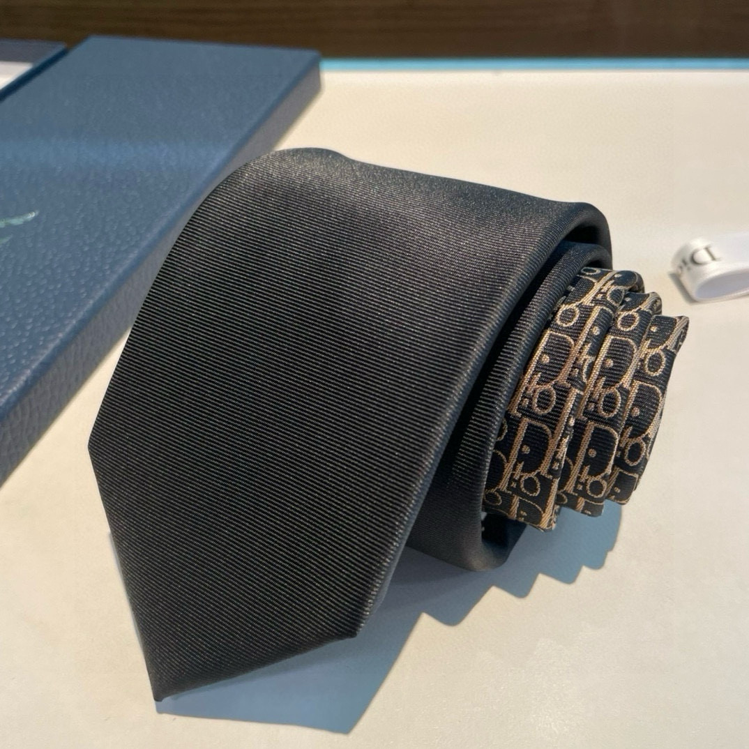 Dior’s New Men’s Tie: Showcasing Personality with Hands-On Style - 图片 9