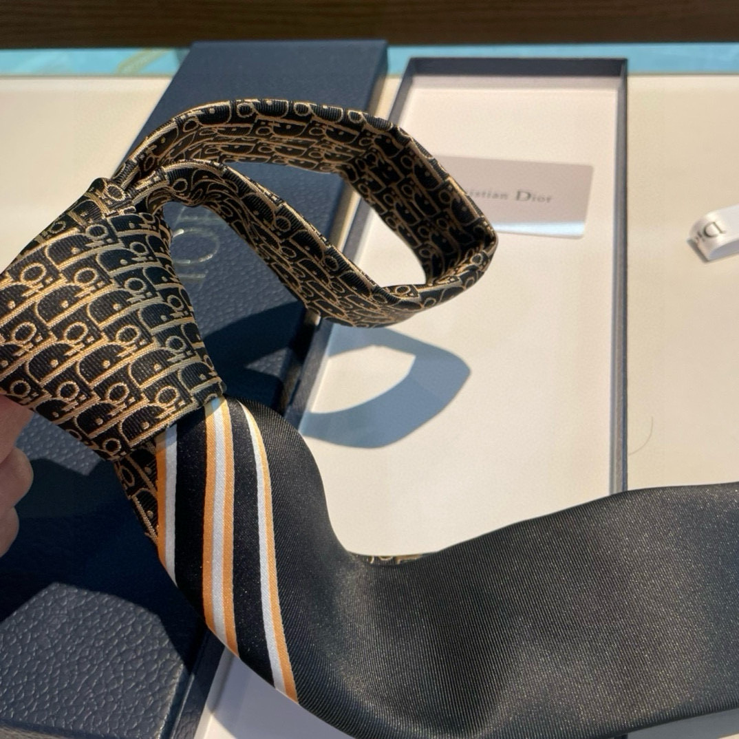Dior’s New Men’s Tie: Showcasing Personality with Hands-On Style - 图片 7