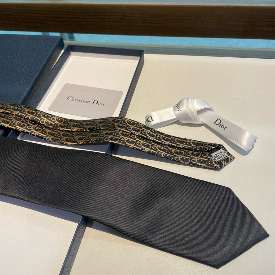 Dior’s New Men’s Tie: Showcasing Personality with Hands-On Style - 图片 4