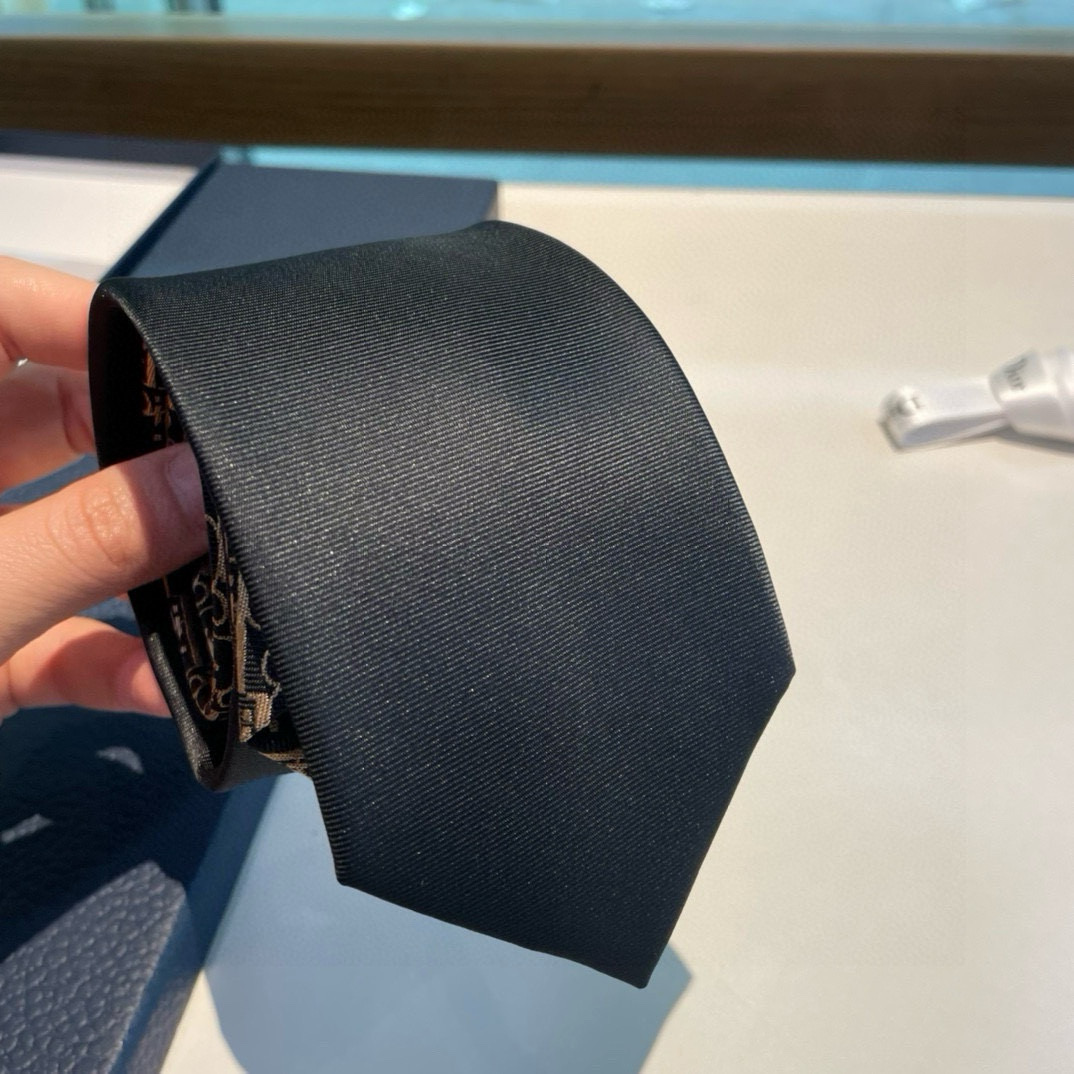 Dior’s New Men’s Tie: Showcasing Personality with Hands-On Style - 图片 5