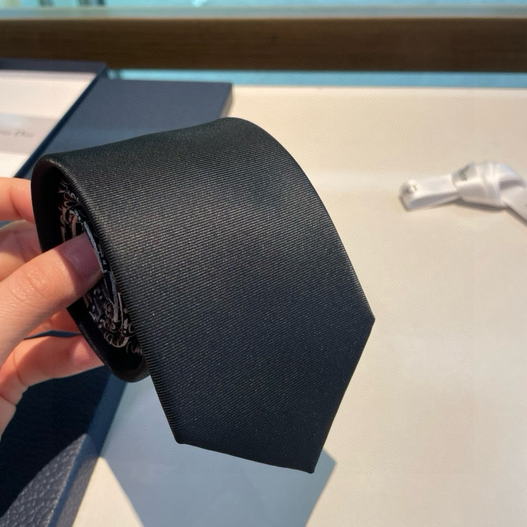 Dior’s New Men’s Tie Collection: 100% Hands-On Personality Showcase - 图片 8