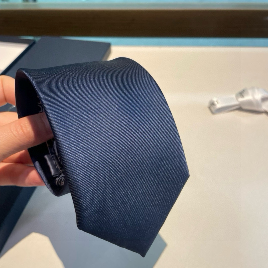 Dior’s New Men’s Tie Collection: Showcasing Personality with Hands-On Style - 图片 5