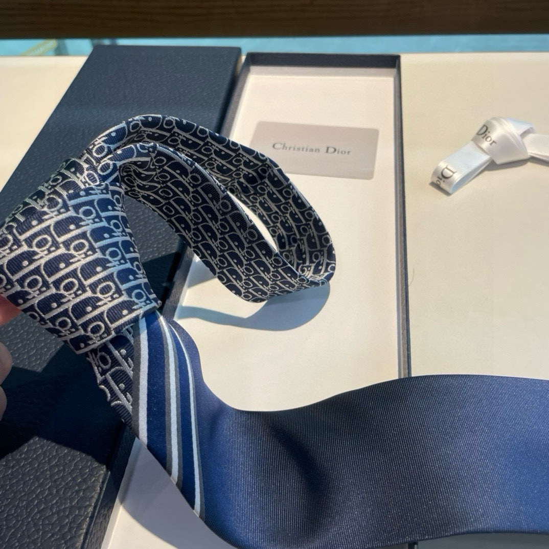 Dior’s New Men’s Tie Collection: Showcasing Personality with Hands-On Style - 图片 7