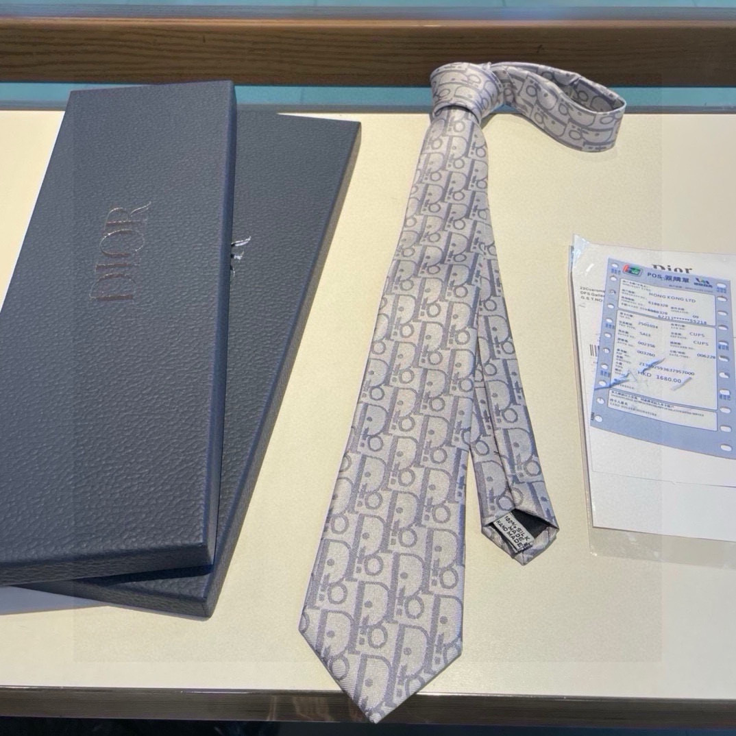 “Dior Man’s CD Tie: Iconic Logo Design for Elegant Fashion Statement” - 图片 9