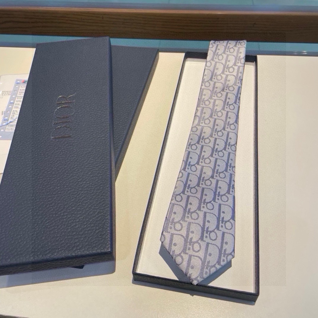 “Dior Man’s CD Tie: Iconic Logo Design for Elegant Fashion Statement” - 图片 3