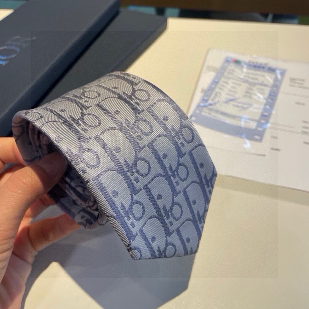 “Dior Man’s CD Tie: Iconic Logo Design for Elegant Fashion Statement” - 图片 2