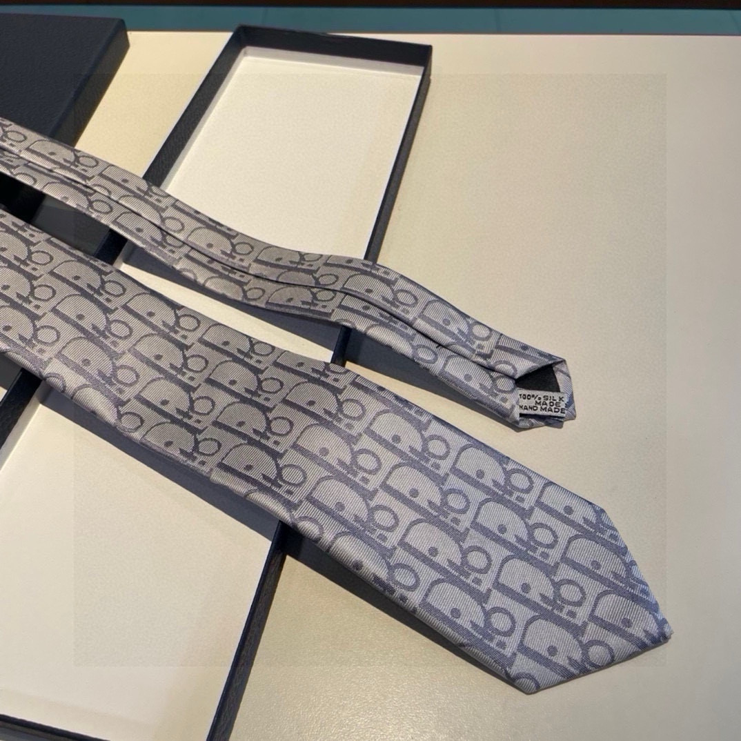 “Dior Man’s CD Tie: Iconic Logo Design for Elegant Fashion Statement” - 图片 5