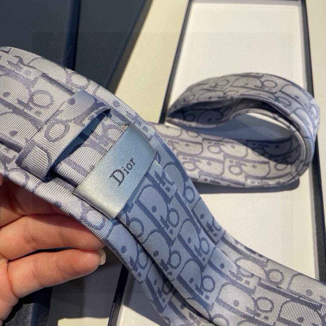 “Dior Man’s CD Tie: Iconic Logo Design for Elegant Fashion Statement” - 图片 4