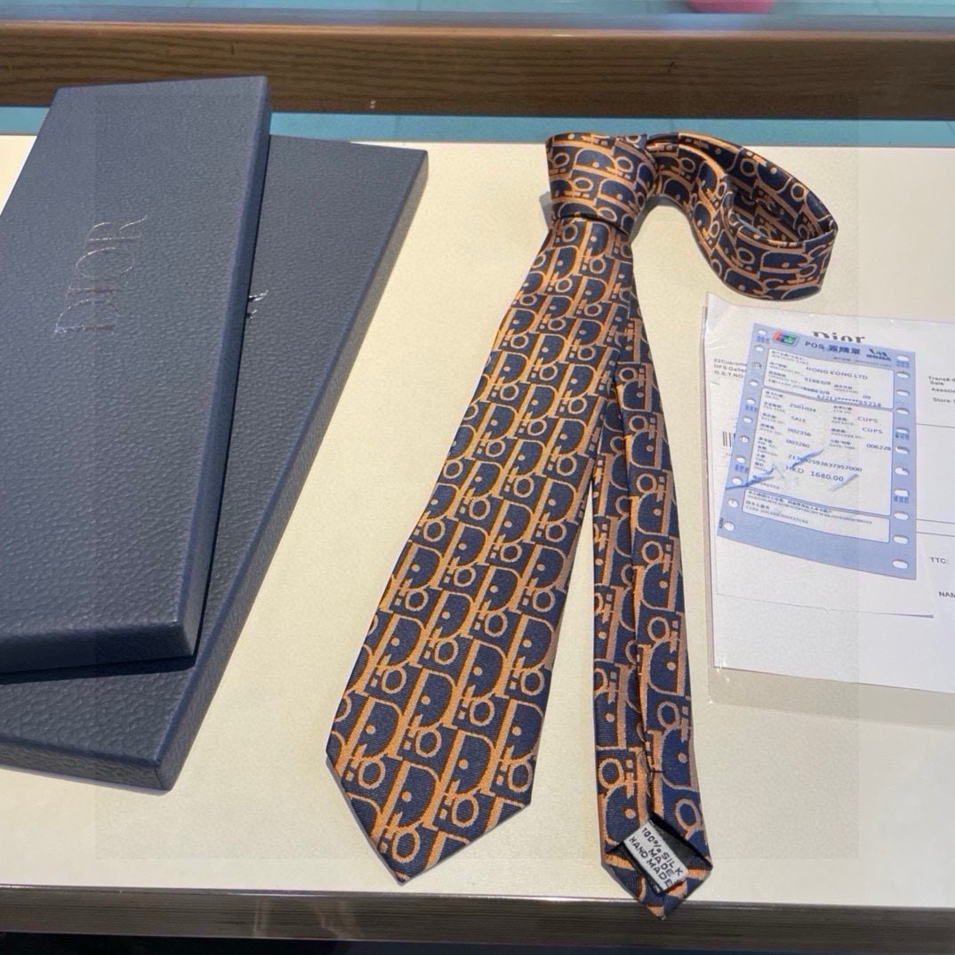 “Dior Man’s CD Tie: Iconic Logo for Elegant Fashion Statement” - 图片 9