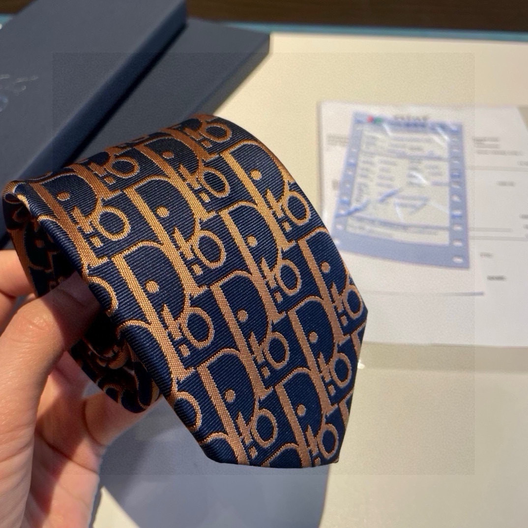 “Dior Man’s CD Tie: Iconic Logo for Elegant Fashion Statement” - 图片 2