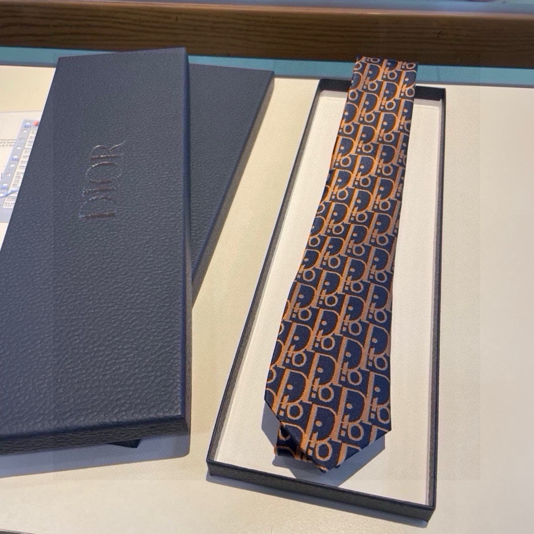 “Dior Man’s CD Tie: Iconic Logo for Elegant Fashion Statement” - 图片 3