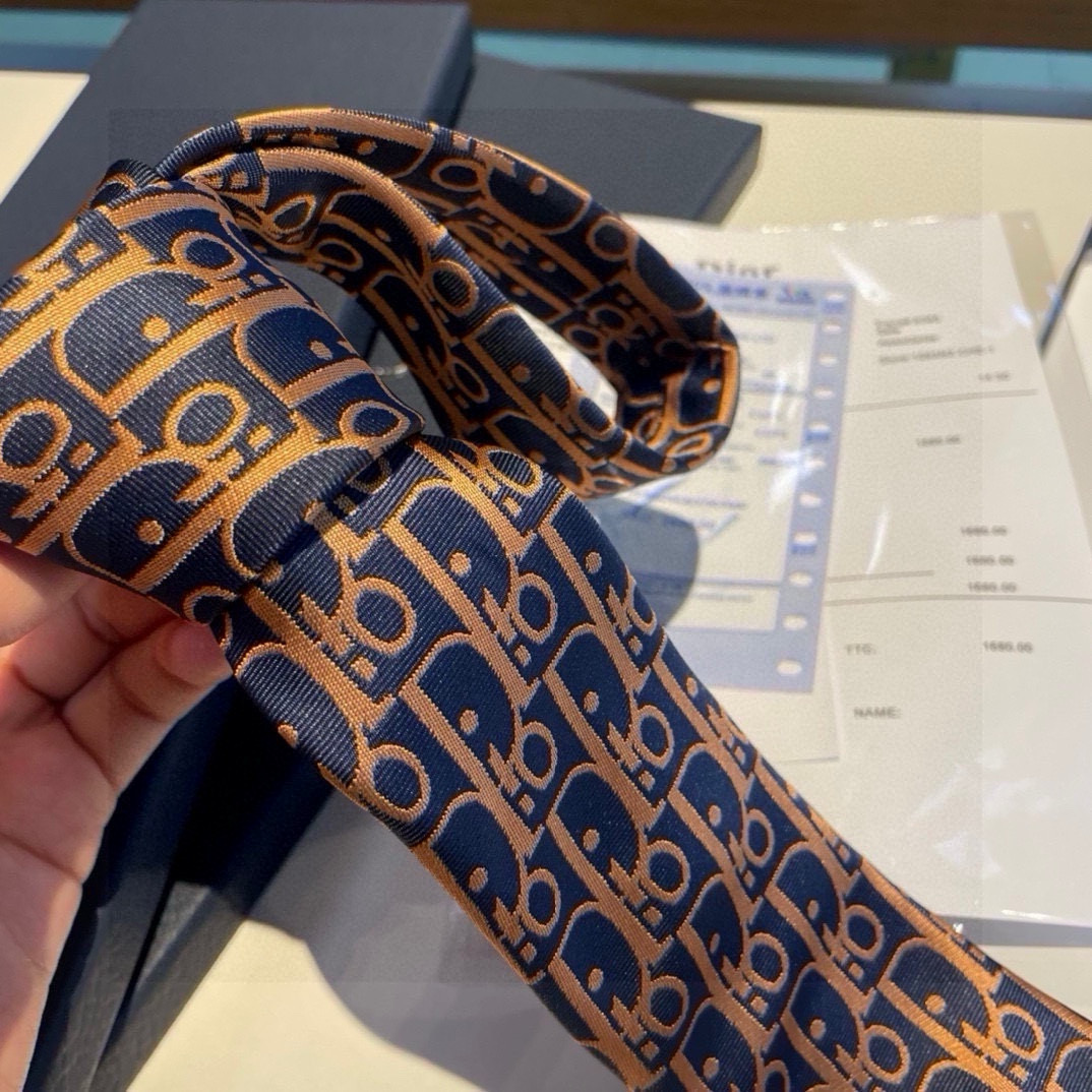 “Dior Man’s CD Tie: Iconic Logo for Elegant Fashion Statement” - 图片 6