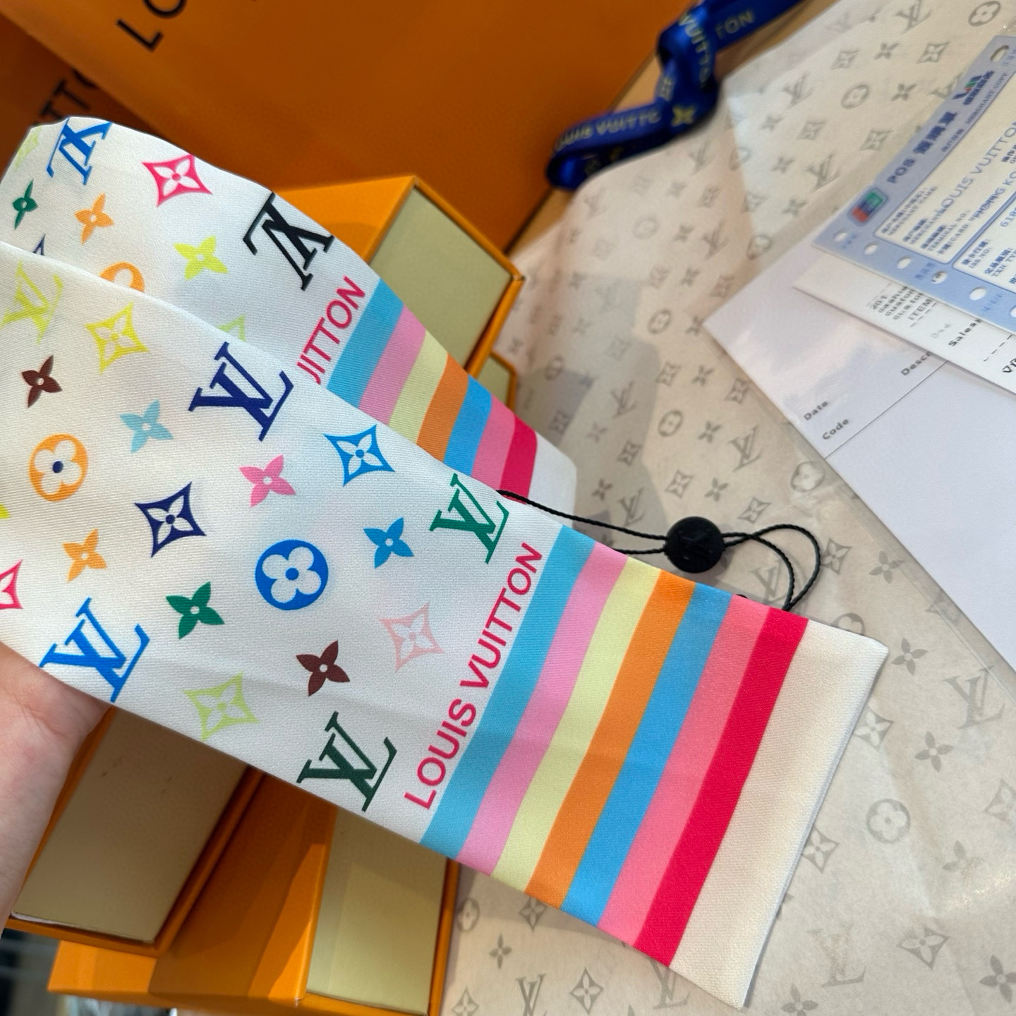 Versatile 95 Lv Donkey Scarf: Must-Have Fashion Accessory for Every Season - 图片 4