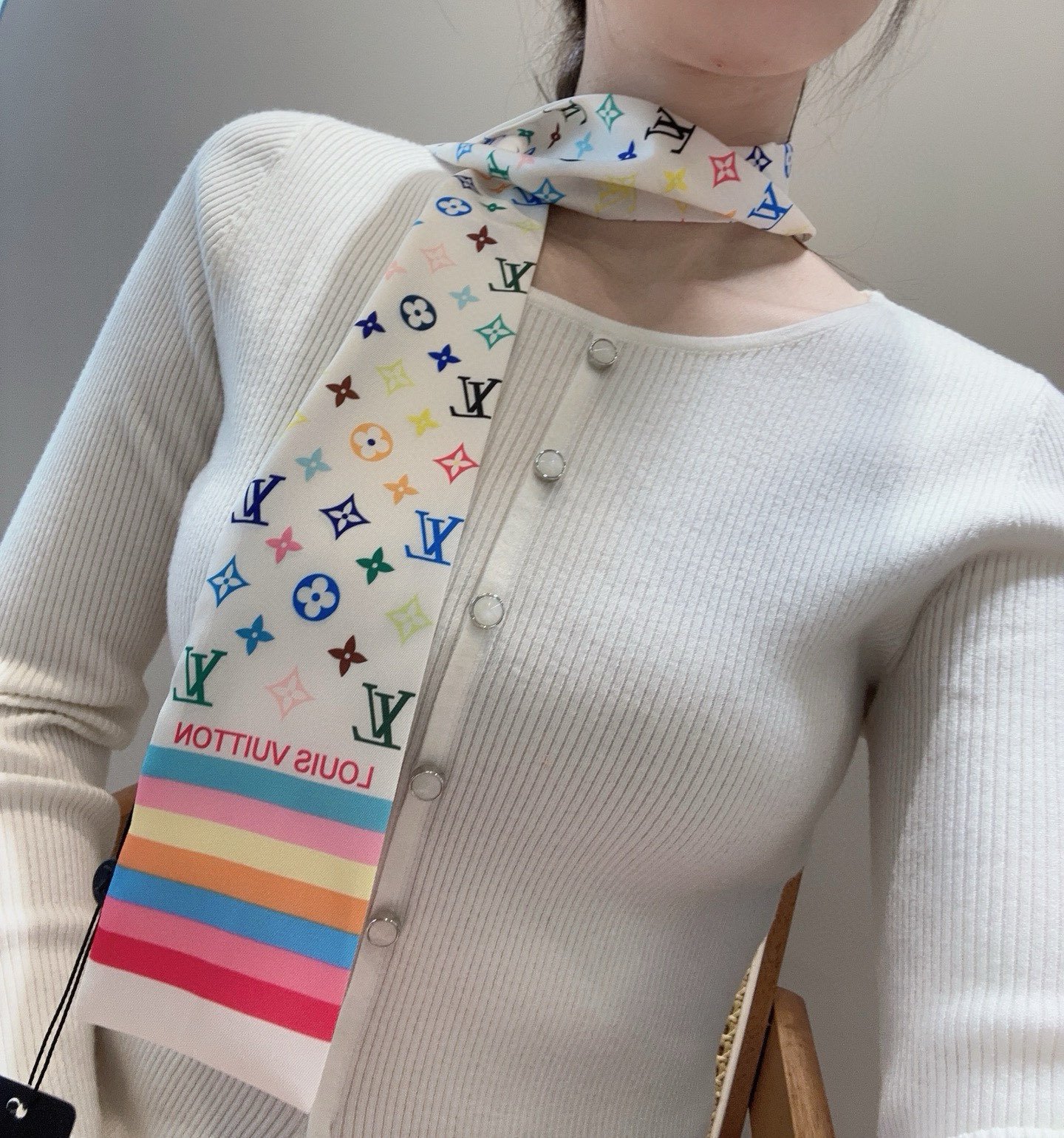 Versatile 95 Lv Donkey Scarf: Must-Have Fashion Accessory for Every Season - 图片 1