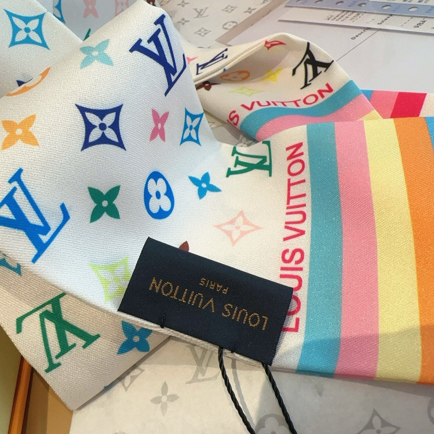 Versatile 95 Lv Donkey Scarf: Must-Have Fashion Accessory for Every Season - 图片 5