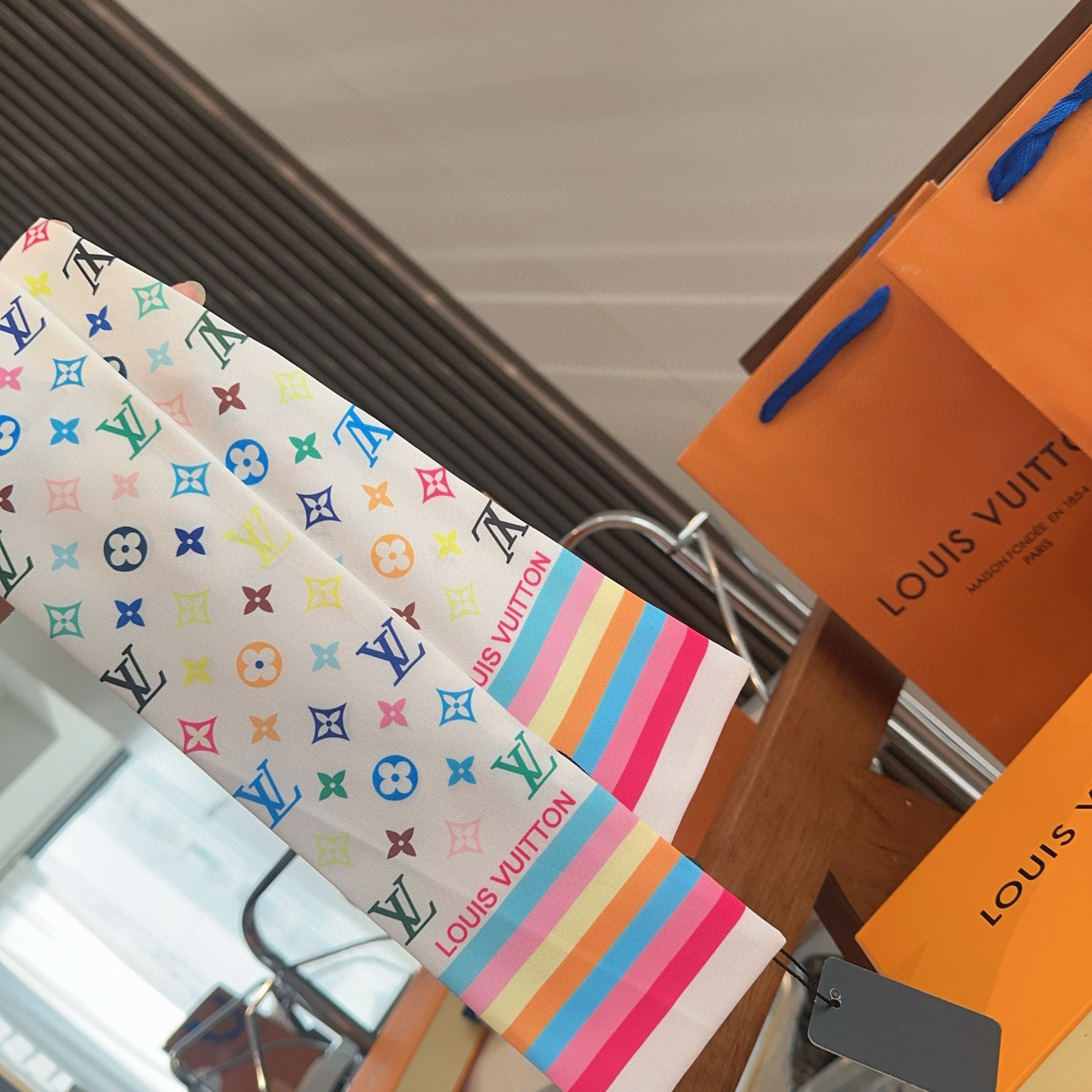 Versatile 95 Lv Donkey Scarf: Must-Have Fashion Accessory for Every Season - 图片 2