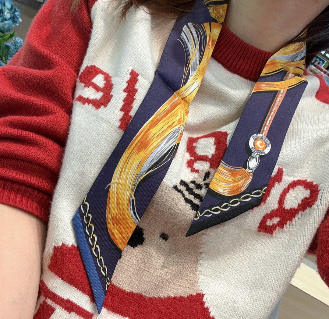 NO:306379,Hermes double-layer silk streamer [The latest model of the tip counter is coming to the goddess. French imported silk fabric is very special. Super multi-purpose scarves, headbands, bag accessories, belts... and so on, super easy to control. Summer clothes, winter bags] Top silk shine is super strong and exquisite. This is really something you must buy [Silk double-layer double-sided]. Silk scarf ribbons, streamers, hair tie, hermes, real silk19860909Hermes双层真丝飘带【尖端专柜最最新款来袭女神必入 法国进口真丝面料非常特别的触感 超多用途领巾、发带、包包配饰、腰带.....等等等等,超好驾驭 夏季配衣服 冬季配包包】顶级真丝光泽感超级强 精美无比 ,这款真的是一定要入手的【真丝双层双面】.丝巾飘带,飘带，发束,hermes,real silk,accessory