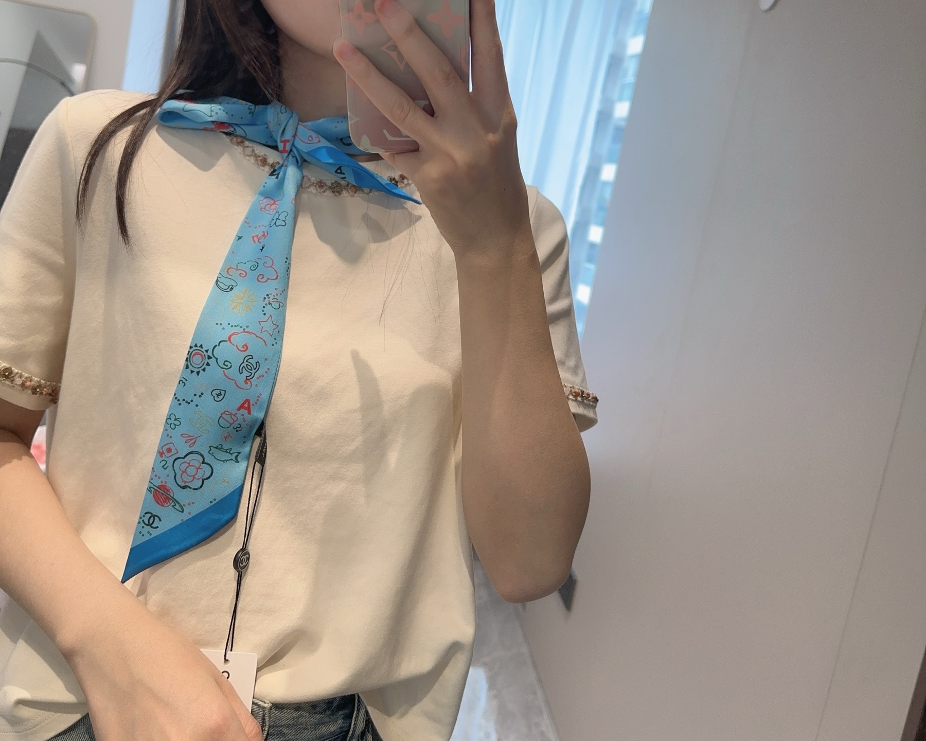 NO:379333,Chanel Twilly little silk scarf is here, Chanel cartoon letters are a real cute little, everyone has three hands to see, I don’t stop them. N hasn’t seen such a beautiful twilly for a long time. It’s really fragrant, it’s a must-have artifact for concave shapes. The number is not a lot. It won’t always be useful, tied hair, tied bags, etc.... Unique, it’s better not to be missing. Material: Twill silk Size/6cm scarf, streamers, hair tied, chanel, chanel, real silk19860909香奈儿Twilly小丝巾来了,Chanel 卡通字母 名副其实的小可爱, 人手三条闭眼收,我都不拦着 N久都没有见过这么好看的twilly 真的是真香本香了,凹造型必备神器 数量不是很多.也不会一直有 实用率贼高,绑头发,绑包包,等等等等… 独一无二,宁缺毋 材质:斜纹真丝 尺寸/6cm丝巾,飘带，发束,chanel,chanel,real silk,accessory